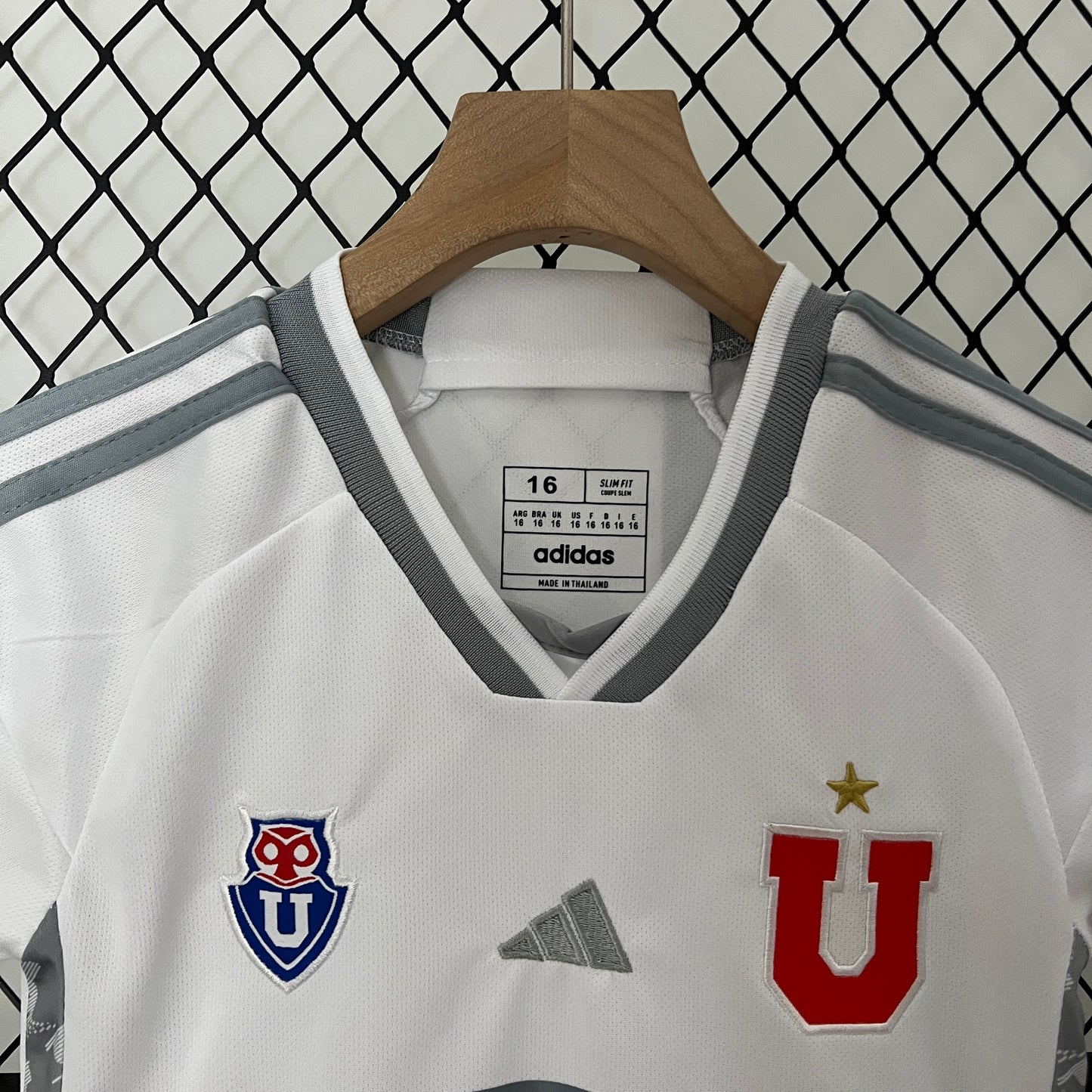 CAMISETA SEGUNDA EQUIPACIÓN U. DE CHILE 2024 VERSIÓN INFANTIL