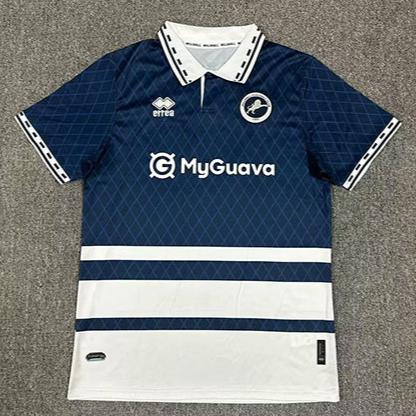 CAMISETA PRIMERA EQUIPACIÓN MILLWALL 24/25 VERSIÓN FAN