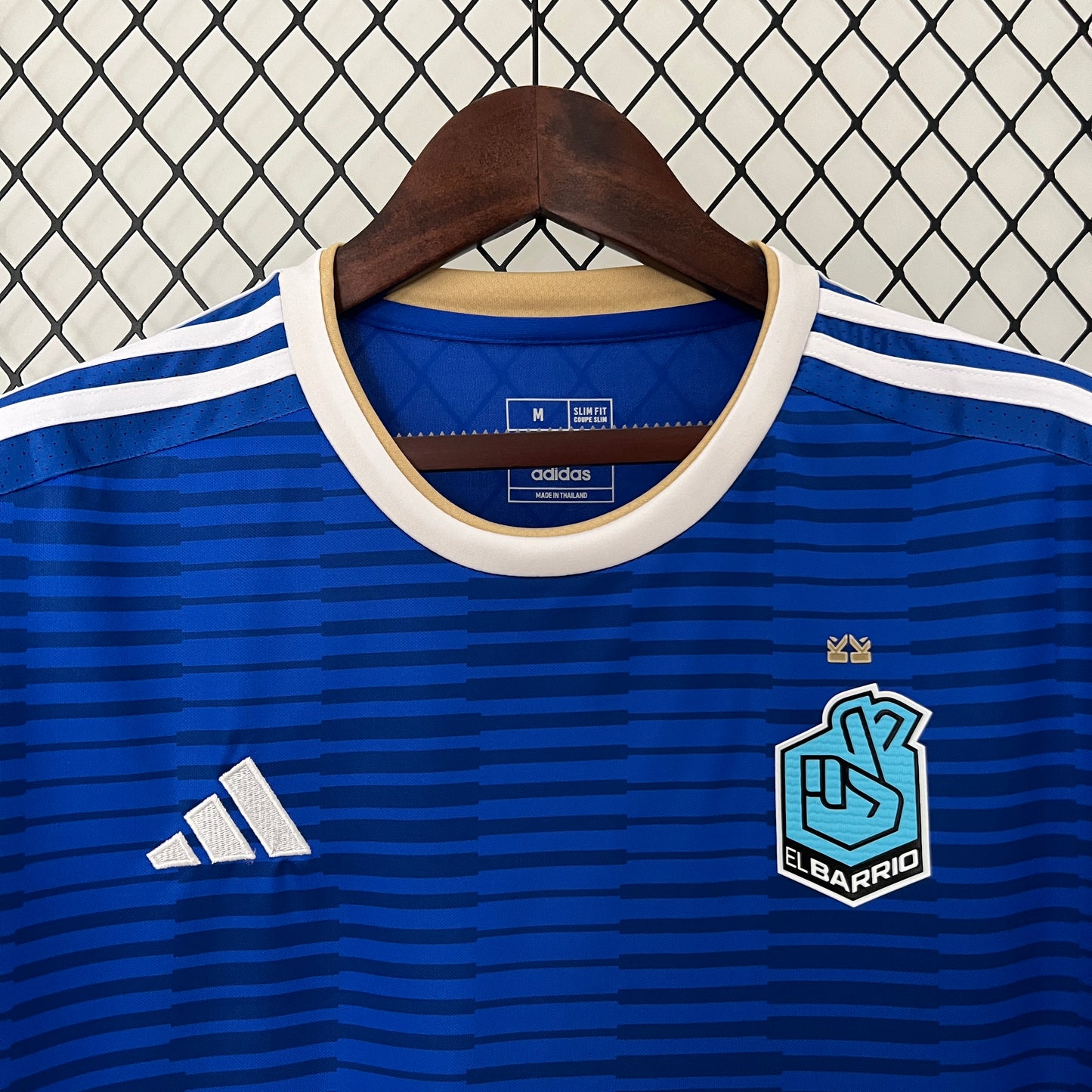 CAMISETA PRIMERA EQUIPACIÓN EL BARRIO 2024 VERSIÓN FAN