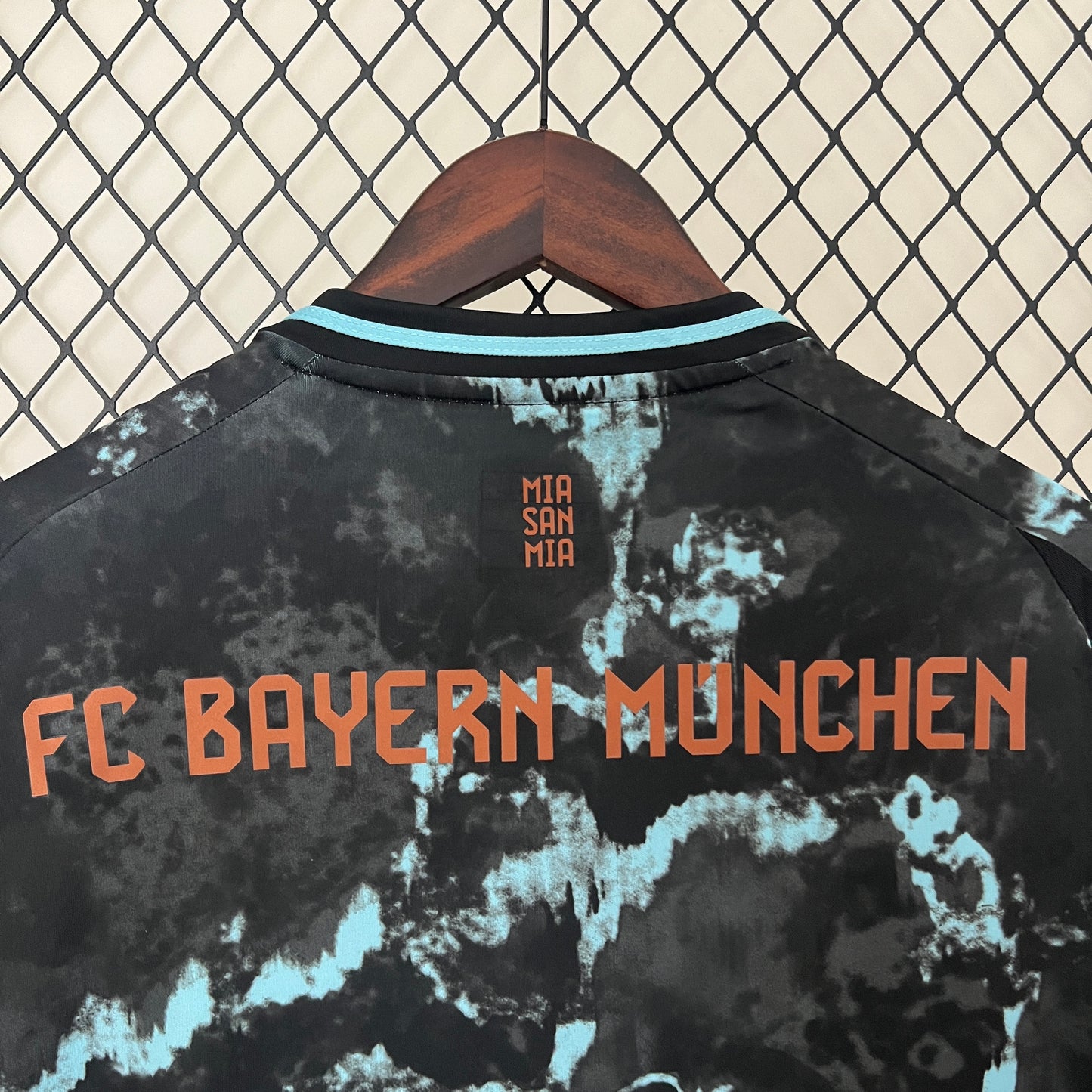 CAMISETA SEGUNDA EQUIPACIÓN BAYERN MUNICH 24/25 VERSIÓN FAN