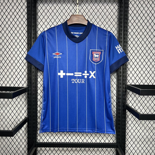 CAMISETA PRIMERA EQUIPACIÓN IPSWICH TOWN 24/25 VERSIÓN FAN