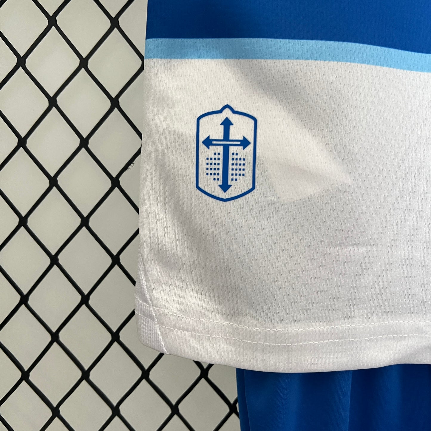 CAMISETA PRIMERA EQUIPACIÓN U. CATÓLICA 2024 VERSIÓN INFANTIL