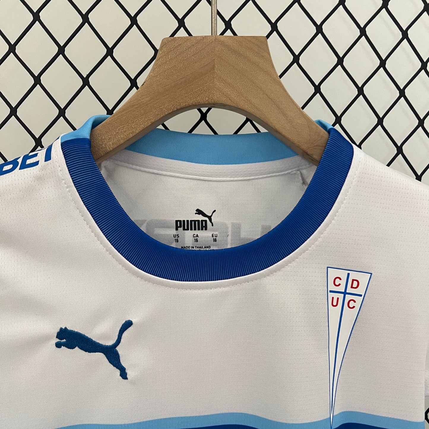 CAMISETA PRIMERA EQUIPACIÓN U. CATÓLICA 2024 VERSIÓN INFANTIL