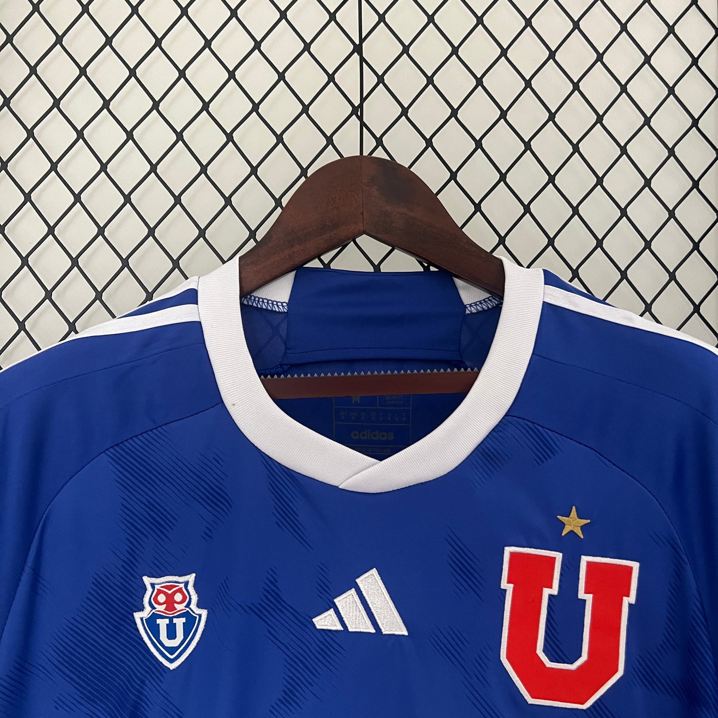 CAMISETA PRIMERA EQUIPACIÓN U. DE CHILE 2024 VERSIÓN FAN