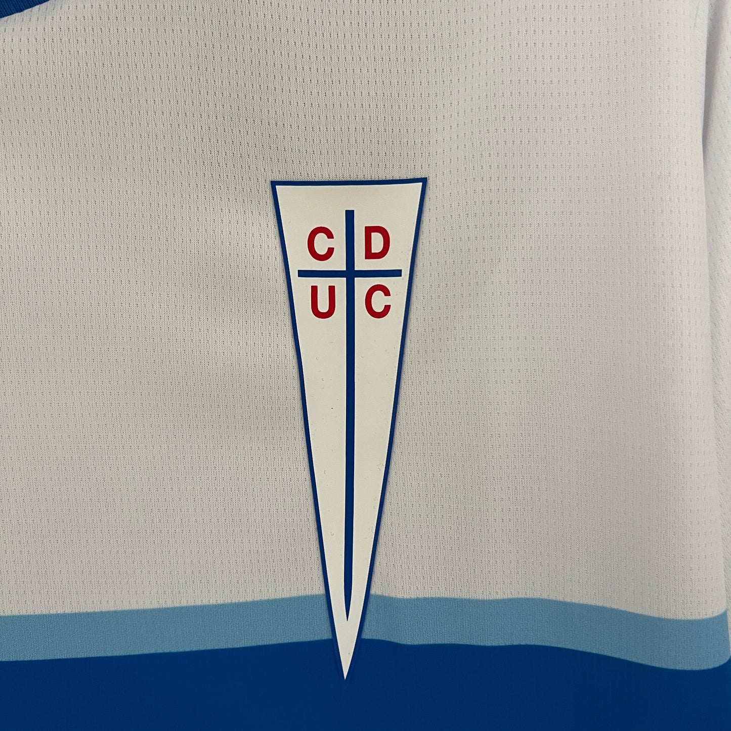 CAMISETA PRIMERA EQUIPACIÓN U. CATÓLICA 2024 VERSIÓN FAN