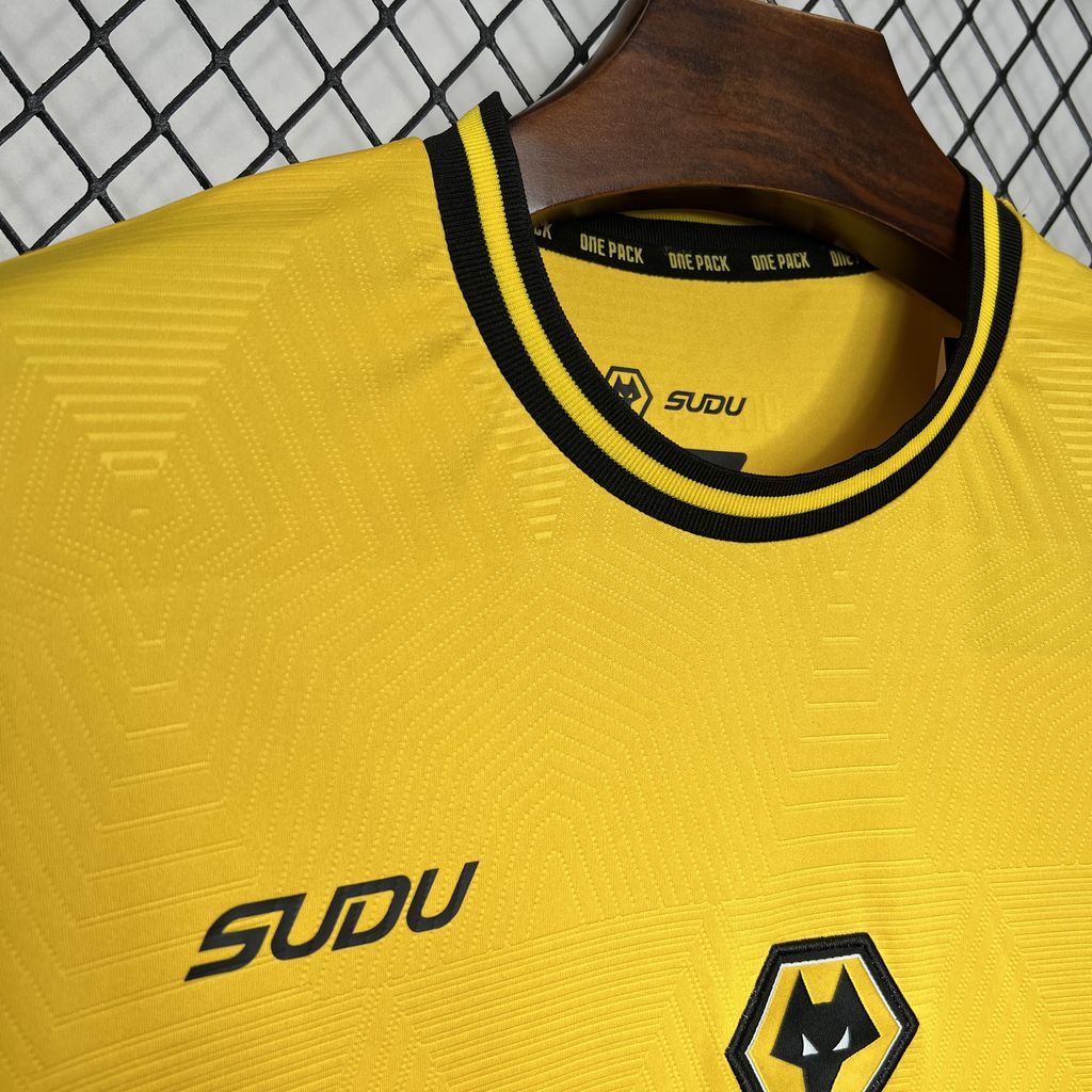 CAMISETA PRIMERA EQUIPACIÓN WOLVERHAMPTON 24/25 VERSIÓN FAN