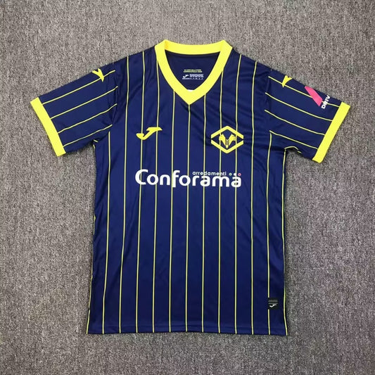 CAMISETA PRIMERA EQUIPACIÓN HELLAS VERONA 24/25 VERSIÓN FAN