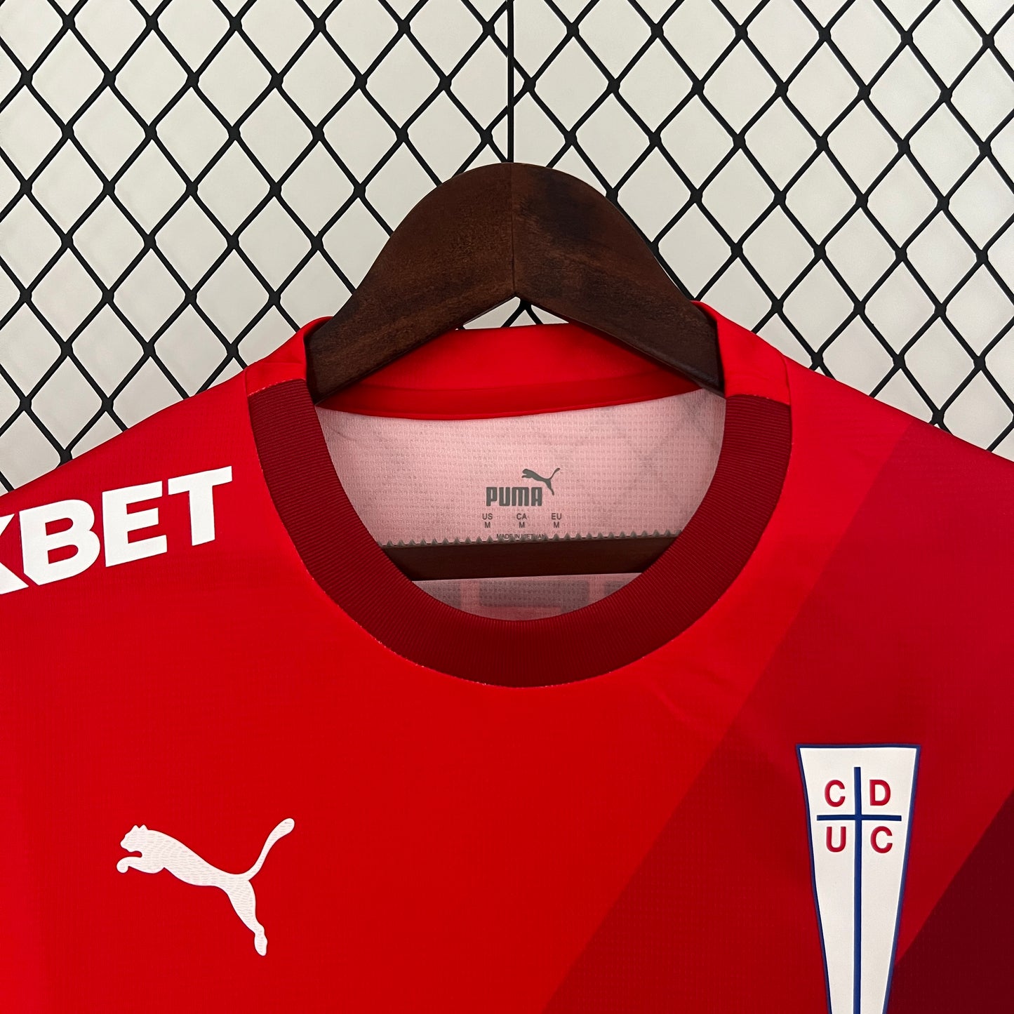 CAMISETA SEGUNDA EQUIPACIÓN U. CATÓLICA 2024 VERSIÓN FAN