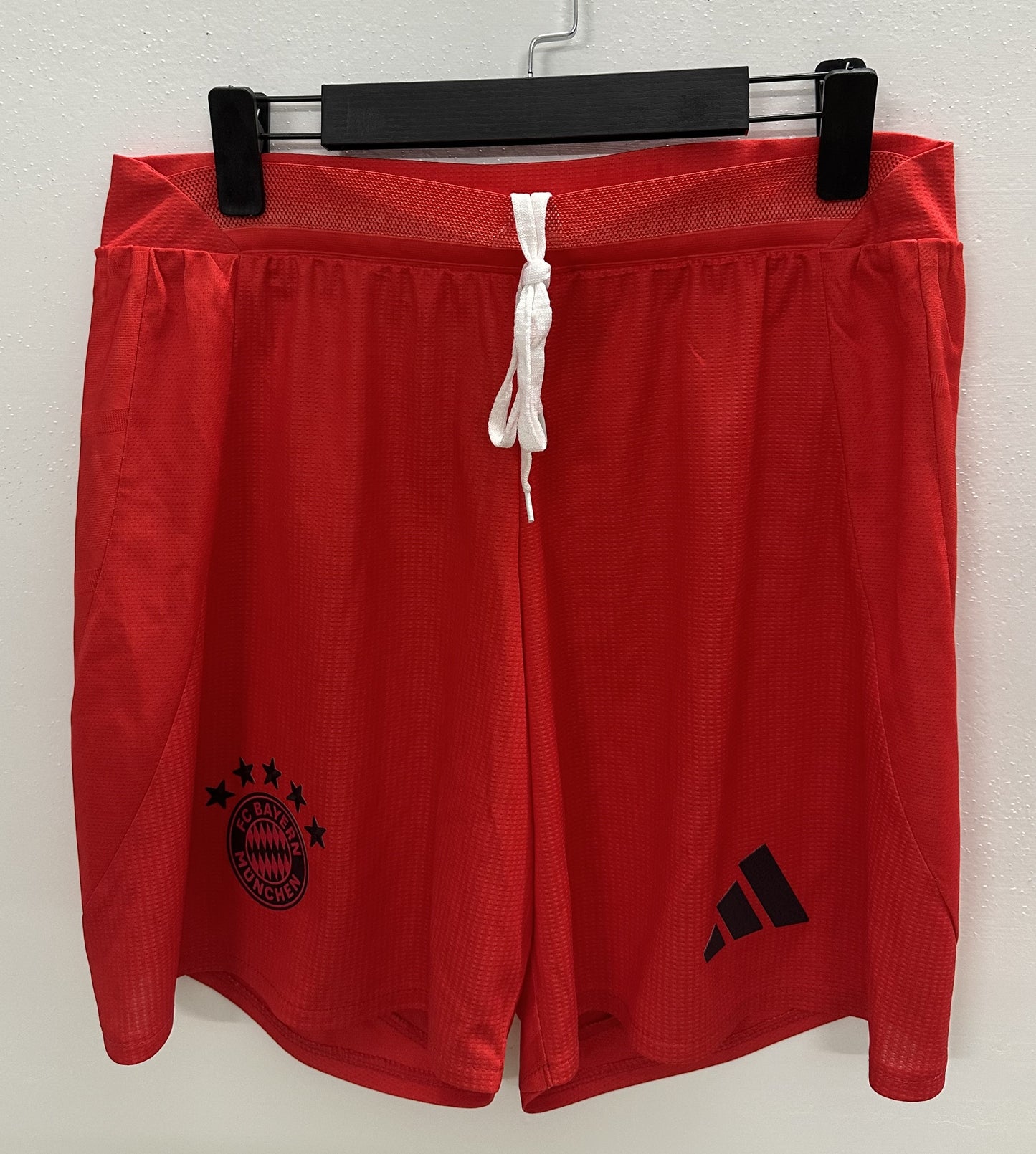 SHORTS PRIMERA EQUIPACIÓN BAYERN MUNICH 24/25 VERSIÓN JUGADOR