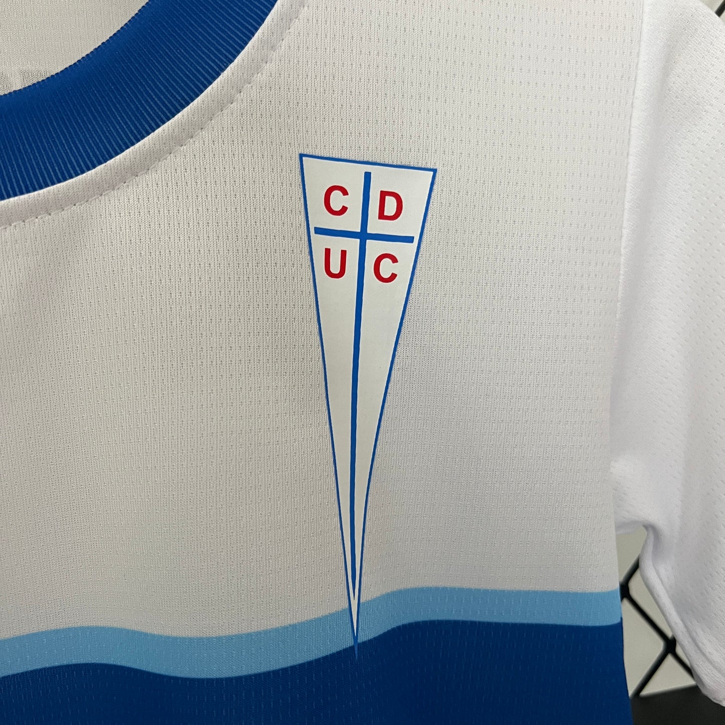 CAMISETA PRIMERA EQUIPACIÓN U. CATÓLICA 2024 VERSIÓN INFANTIL