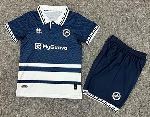 CAMISETA PRIMERA EQUIPACIÓN MILLWALL 24/25 VERSIÓN INFANTIL