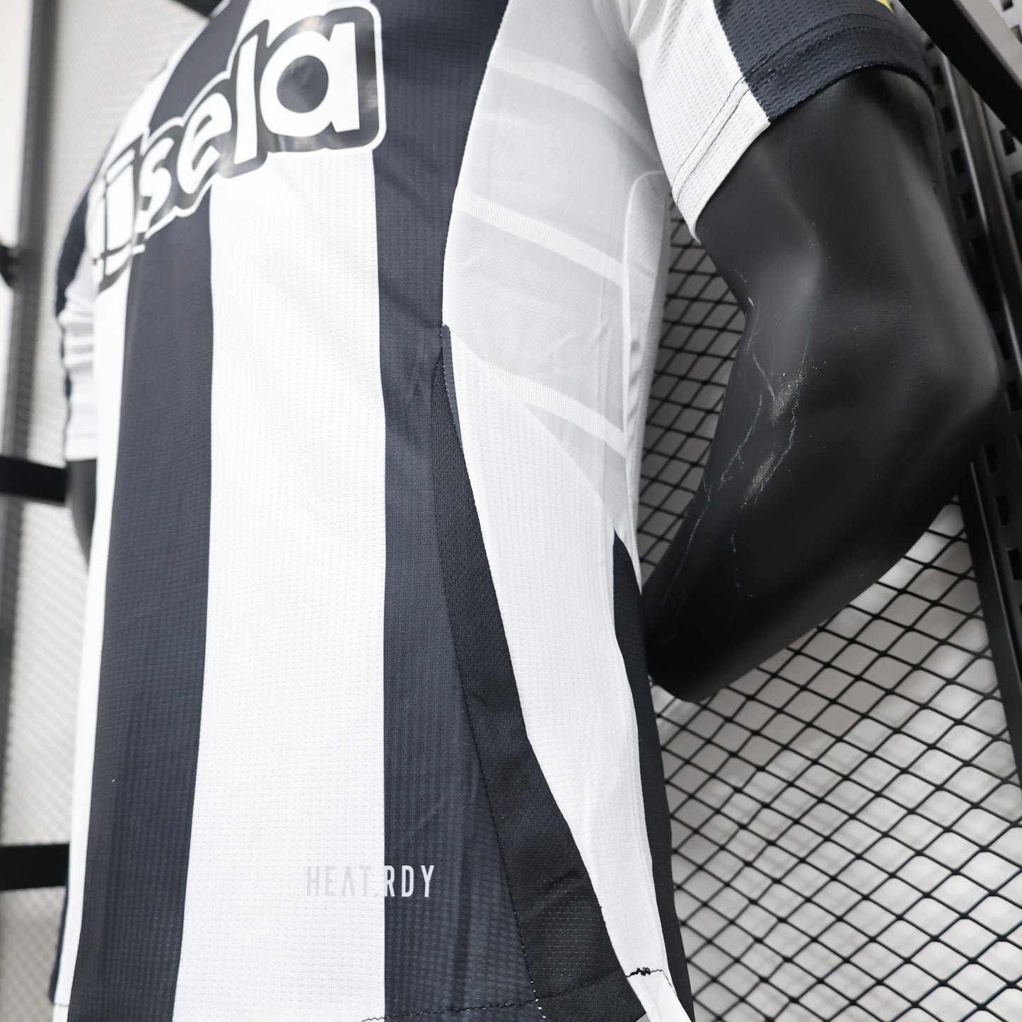 CAMISETA PRIMERA EQUIPACIÓN NEWCASTLE 24/25 VERSIÓN JUGADOR