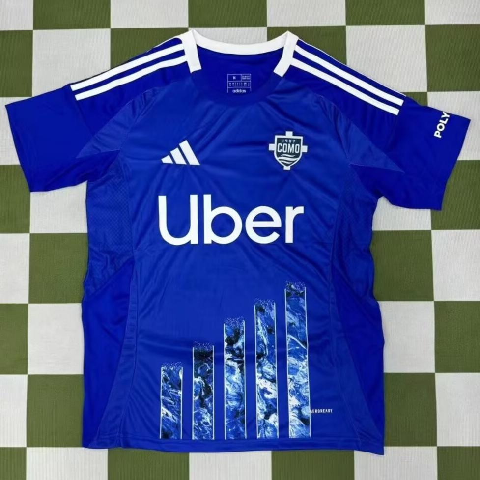 CAMISETA PRIMERA EQUIPACIÓN COMO 1907 24/25 VERSIÓN FAN