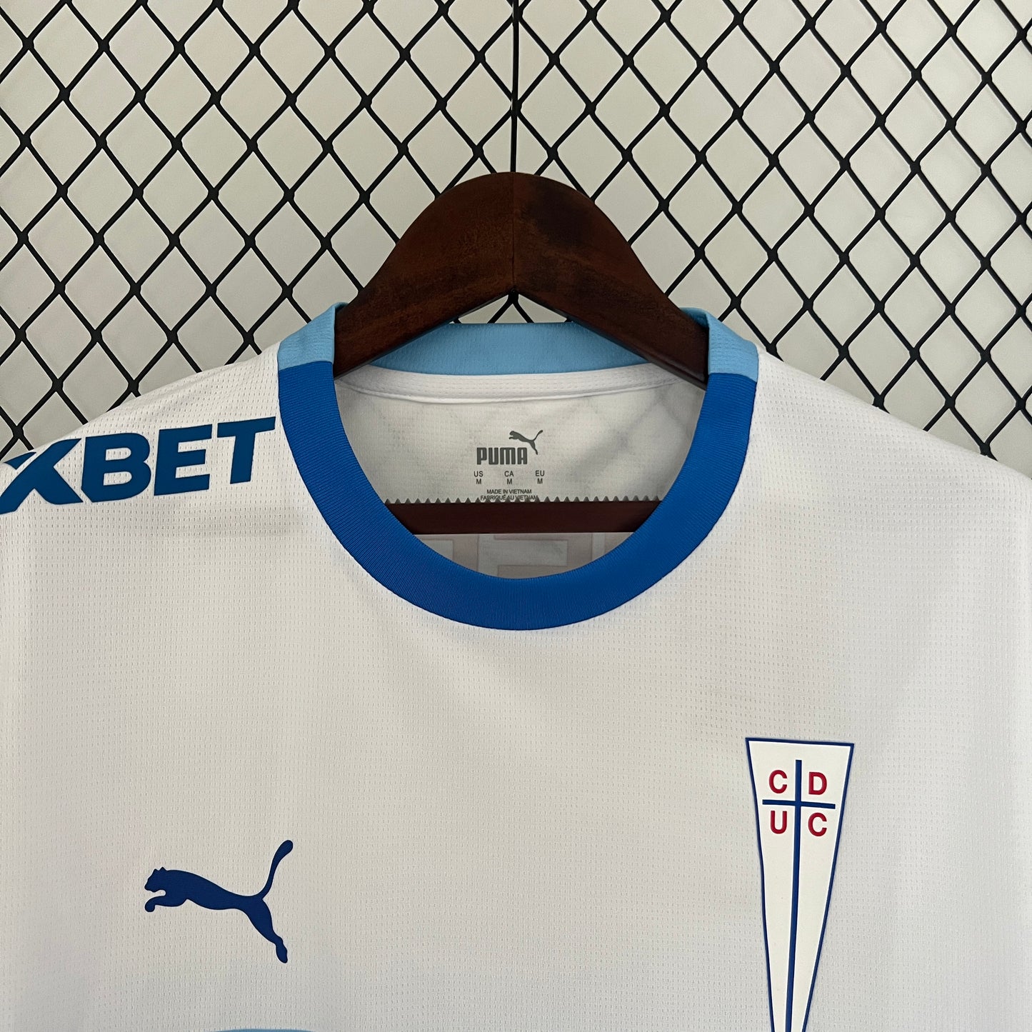 CAMISETA PRIMERA EQUIPACIÓN U. CATÓLICA 2024 VERSIÓN FAN