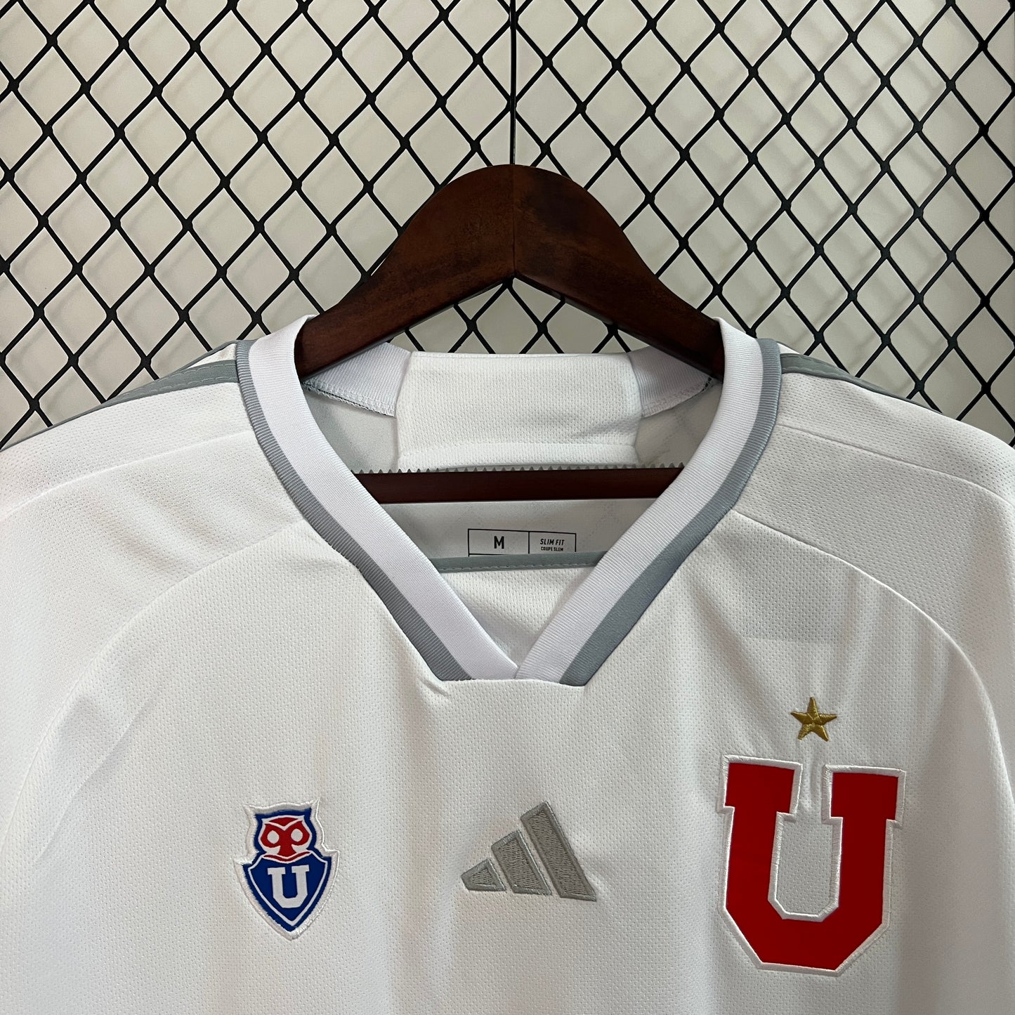 CAMISETA SEGUNDA EQUIPACIÓN U. DE CHILE 2024 VERSIÓN FAN