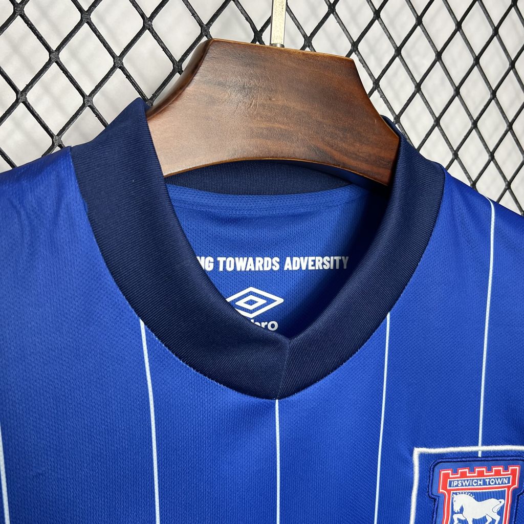 CAMISETA PRIMERA EQUIPACIÓN IPSWICH TOWN 24/25 VERSIÓN FAN