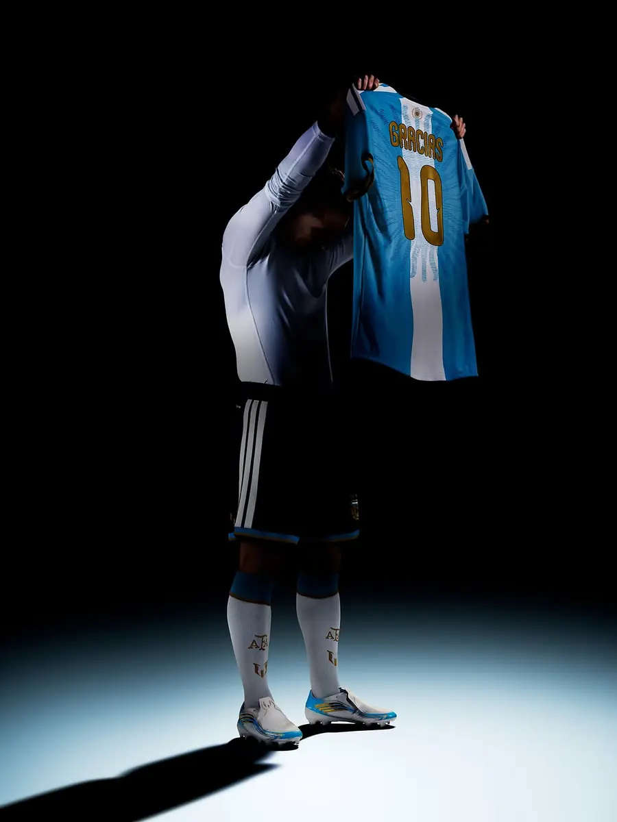 Lionel Messi levanta la camiseta celeste y blanca con «GRACIAS 10» en dorado