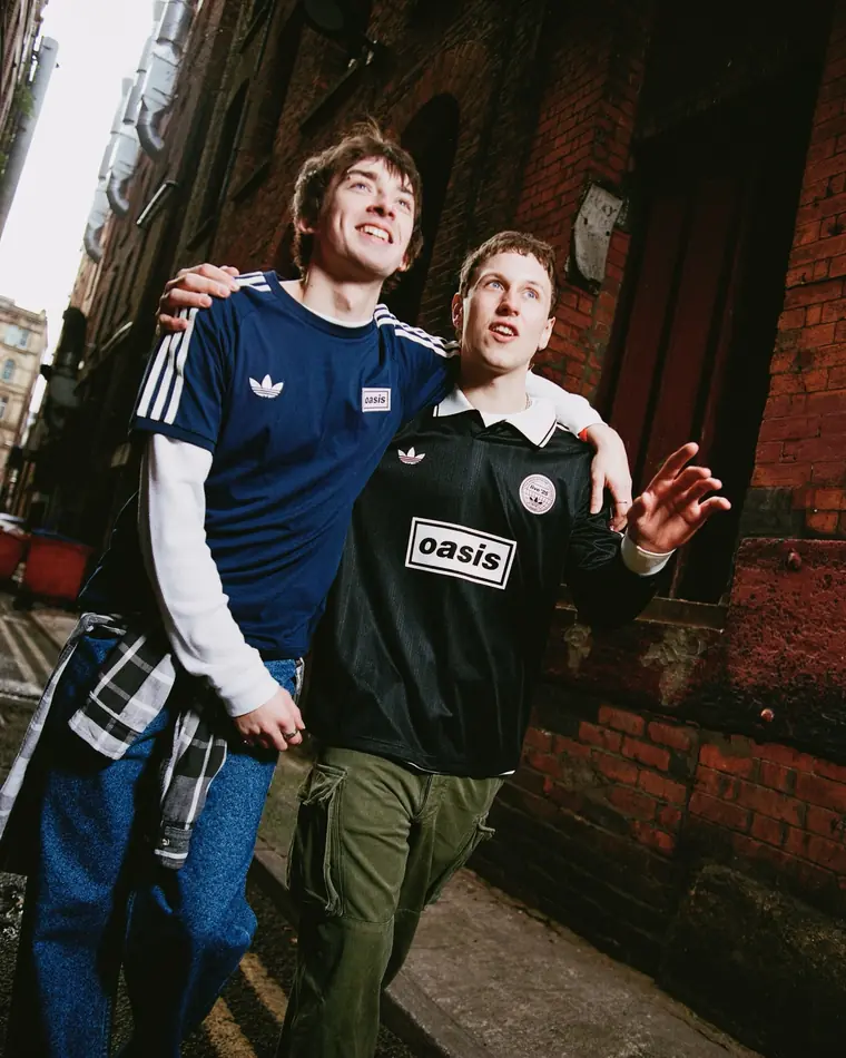 adidas Originals × Oasis · Azul marino y negra