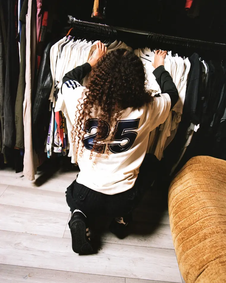 adidas Originals × Oasis · Blanca, con el 25