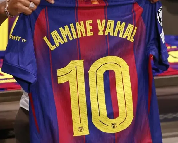 Camiseta del Barcelona estampada con LAMINE YAMAL 10