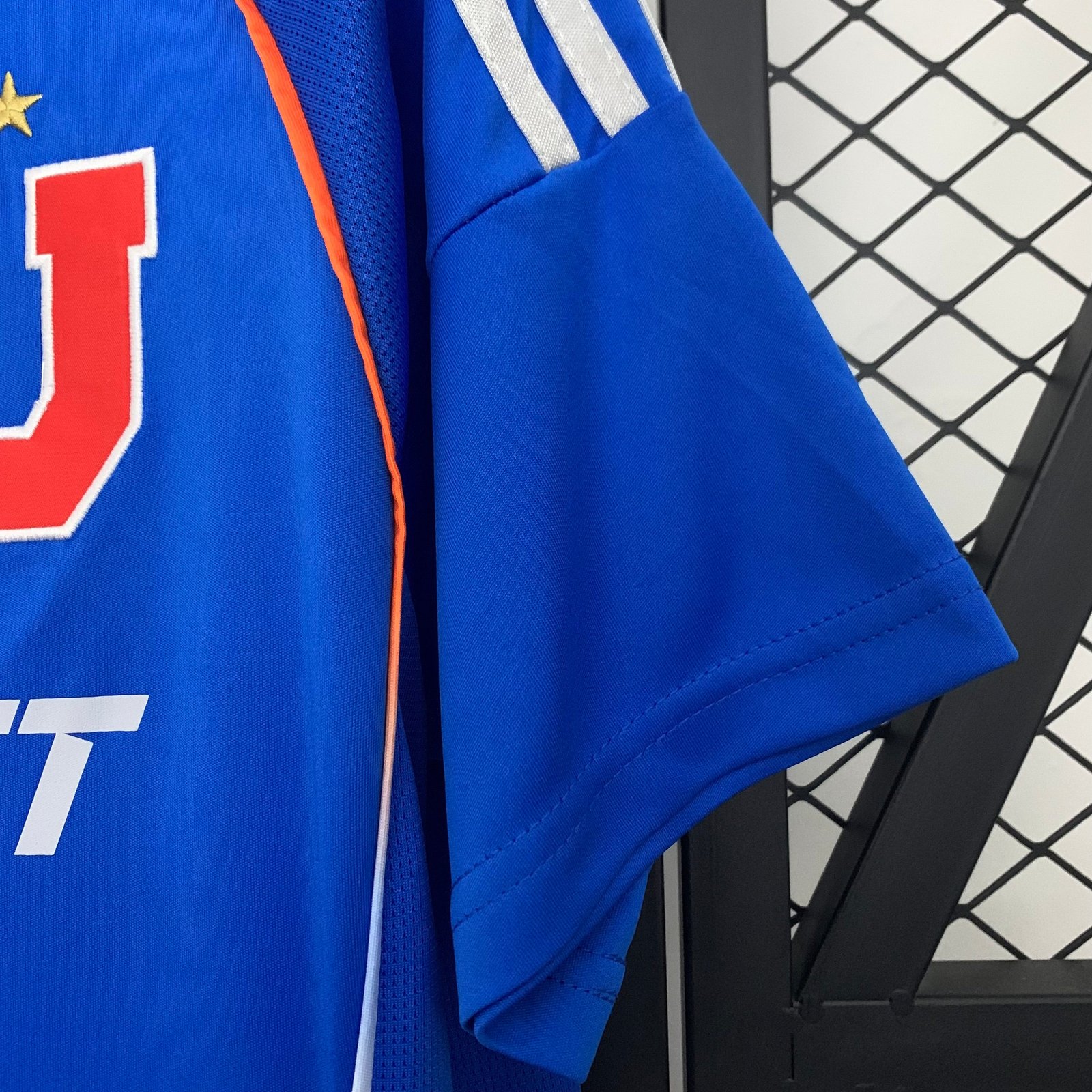 CAMISETA PRIMERA EQUIPACIÓN U. DE CHILE 2025 VERSIÓN FAN - Imagen 6