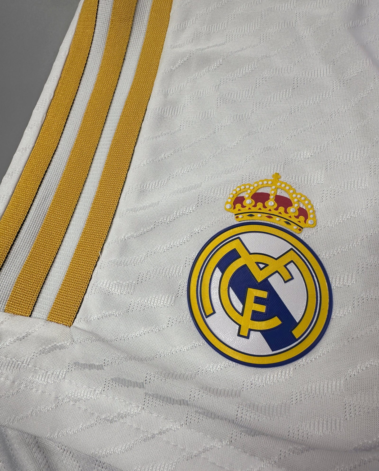 SHORTS PRIMERA EQUIPACIÓN REAL MADRID 23/24 VERSIÓN JUGADOR - Imagen 2