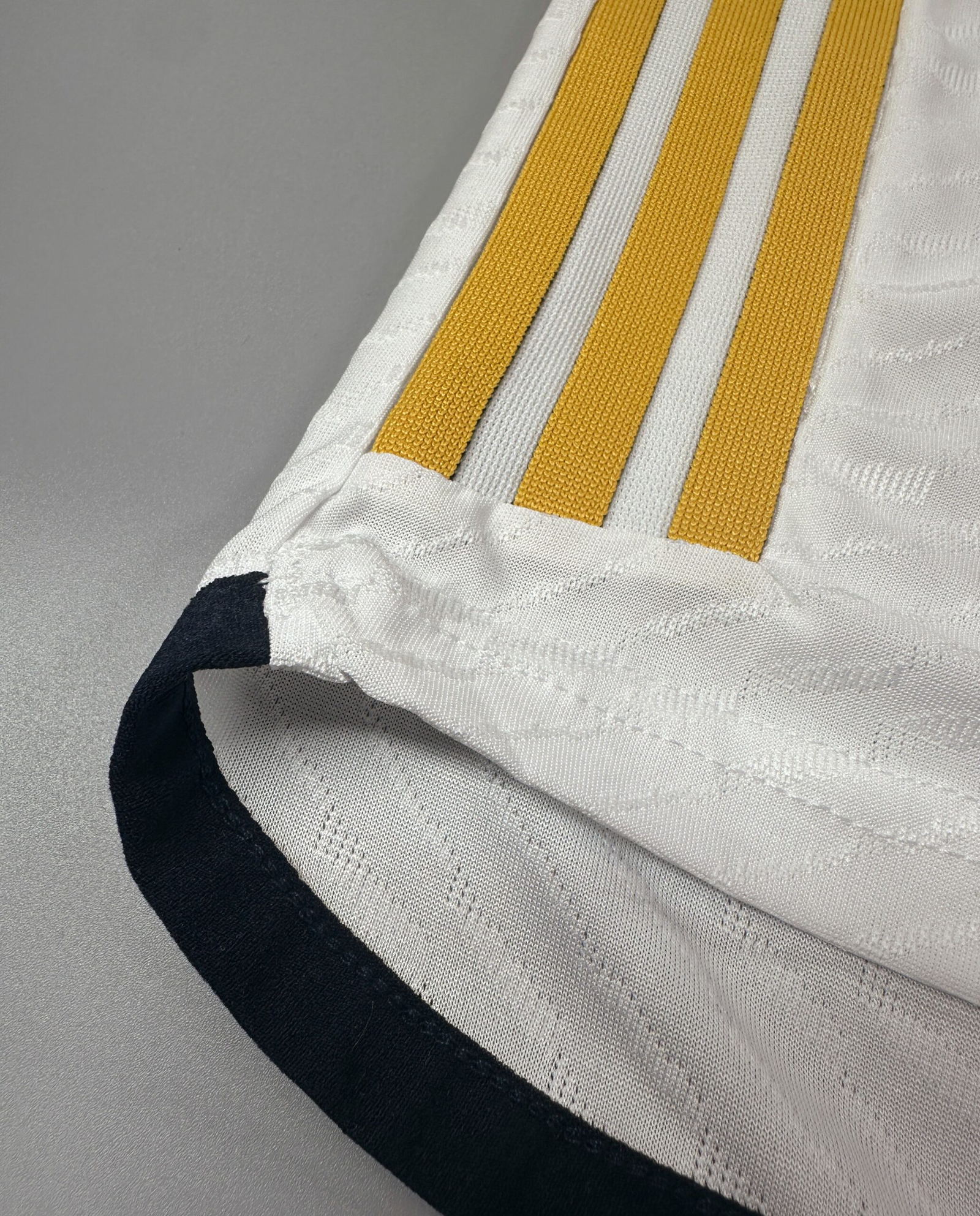 SHORTS PRIMERA EQUIPACIÓN REAL MADRID 23/24 VERSIÓN JUGADOR - Imagen 3