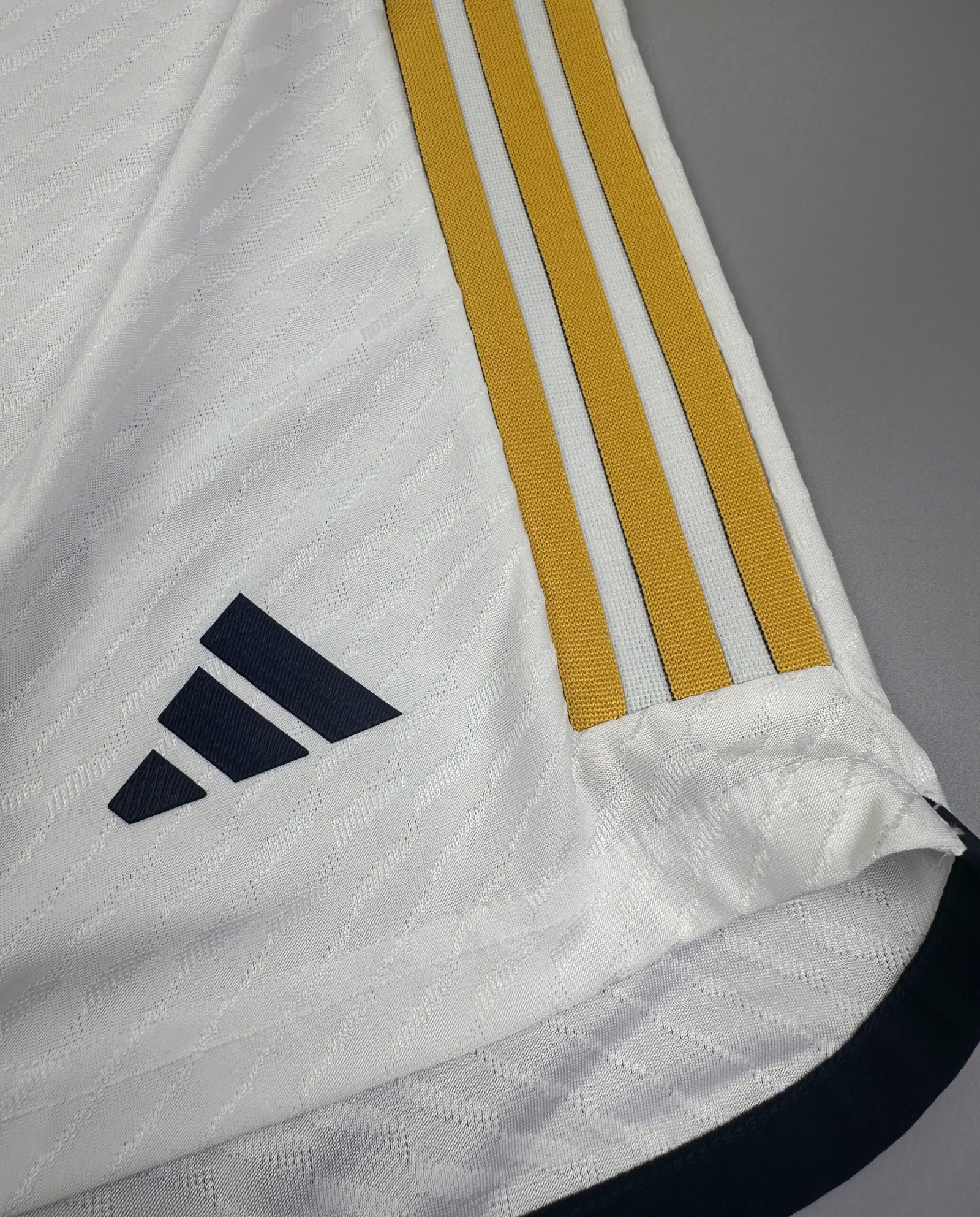 SHORTS PRIMERA EQUIPACIÓN REAL MADRID 23/24 VERSIÓN JUGADOR - Imagen 4
