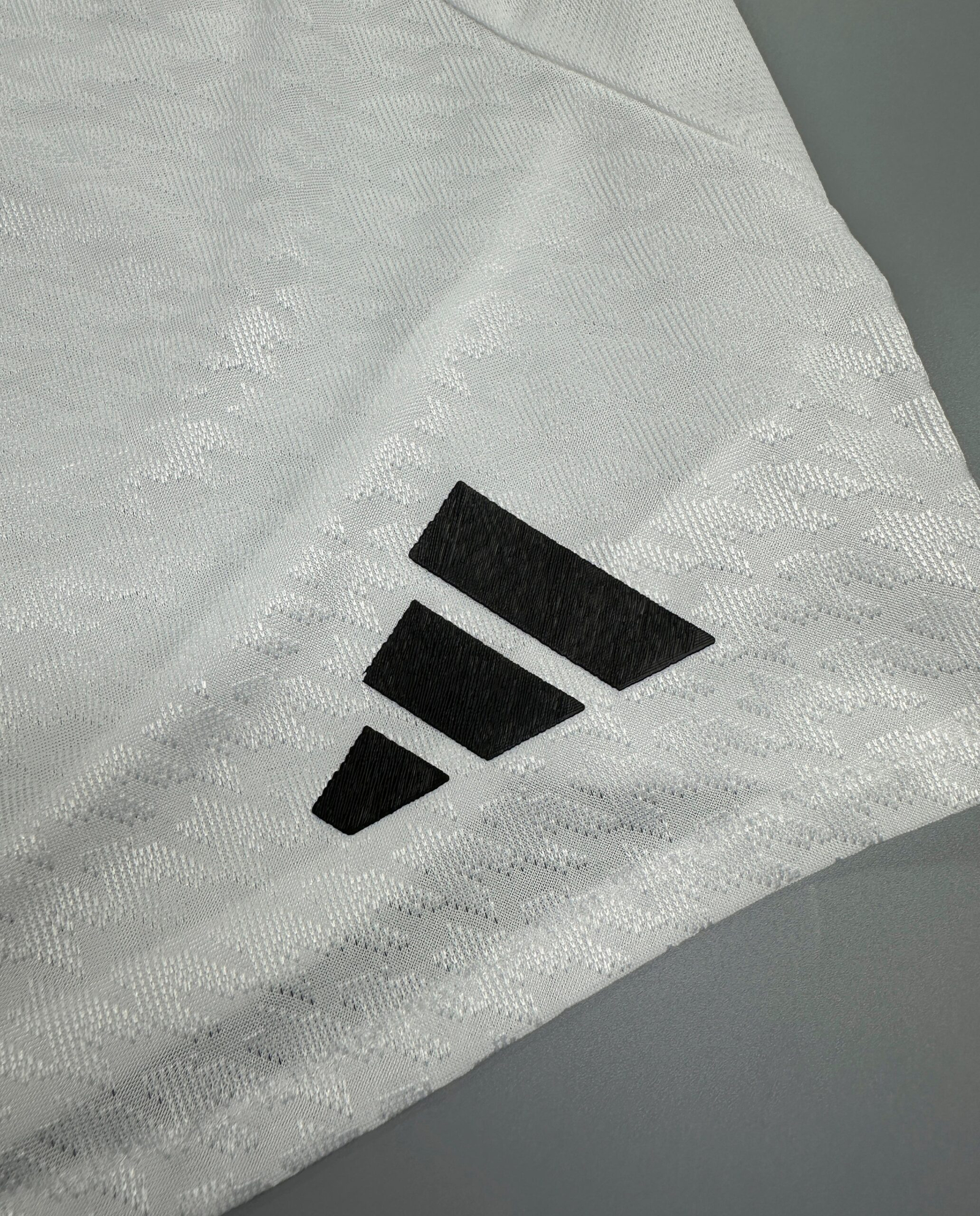SHORTS PRIMERA EQUIPACIÓN REAL MADRID 24/25 VERSIÓN JUGADOR - Imagen 3