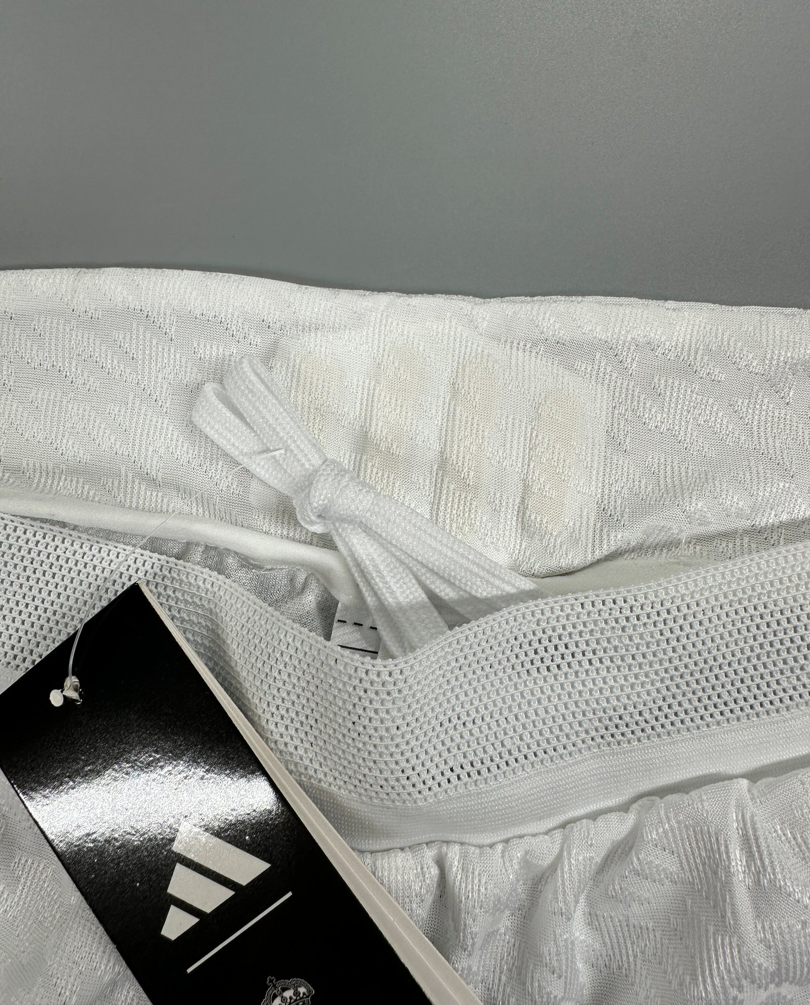 SHORTS PRIMERA EQUIPACIÓN REAL MADRID 24/25 VERSIÓN JUGADOR - Imagen 4