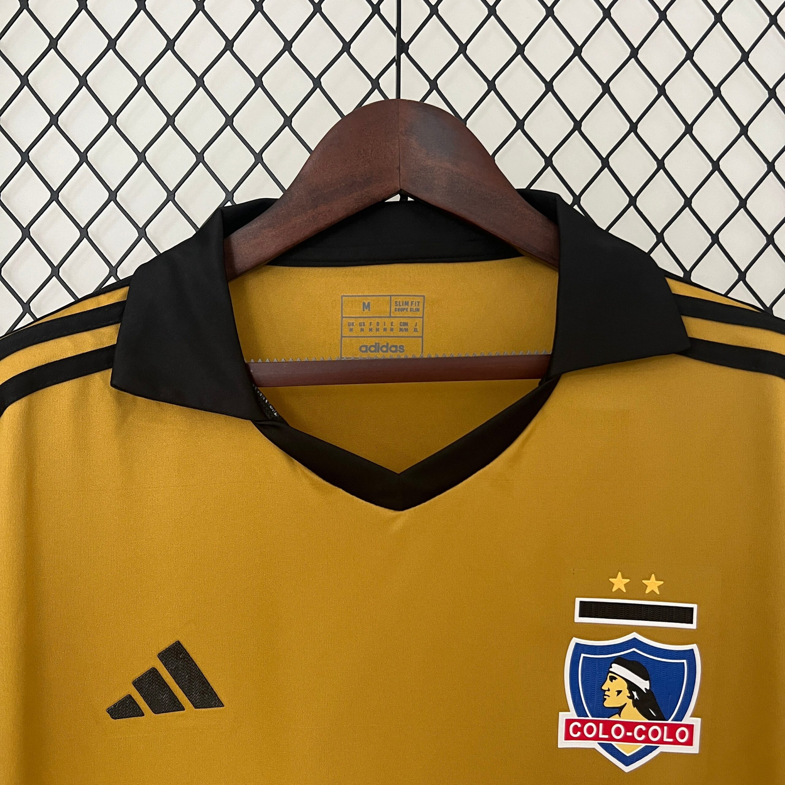 CAMISETA EDICIÓN ESPECIAL COLO COLO 2024 VERSIÓN FAN - Imagen 2