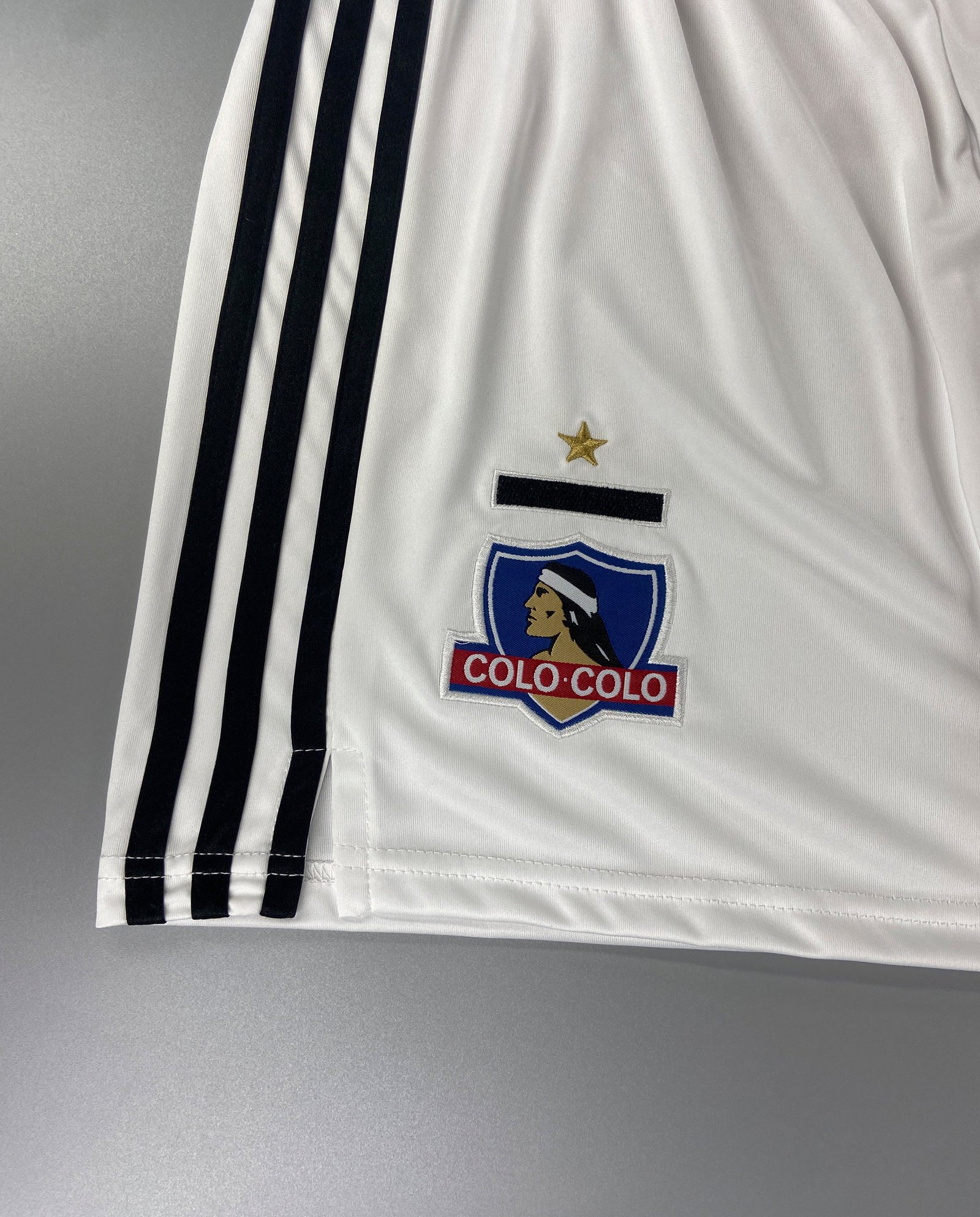 SHORTS SEGUNDA EQUIPACIÓN COLO COLO 2021 - Imagen 2