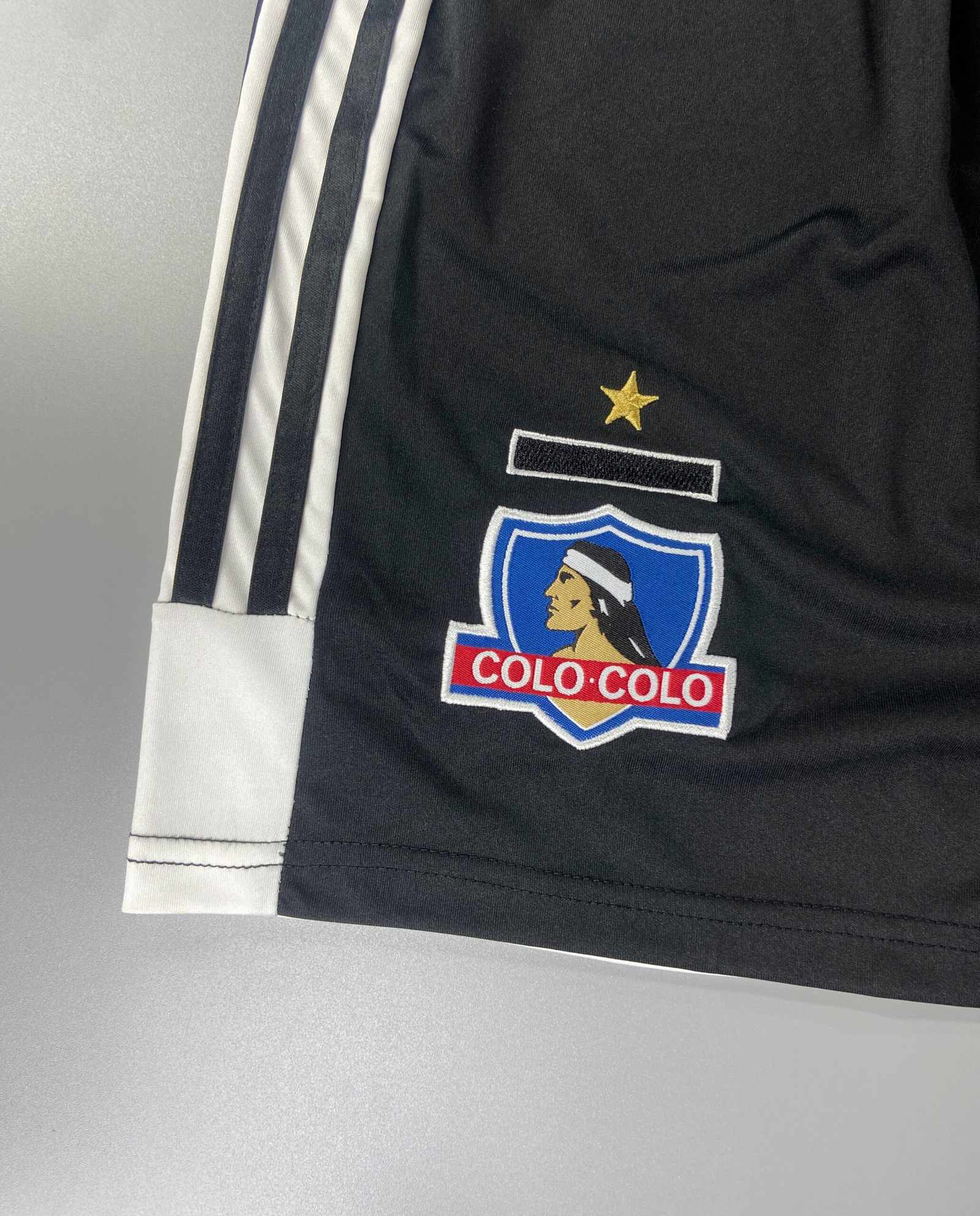 SHORTS PRIMERA EQUIPACIÓN COLO COLO 2022 - Imagen 2