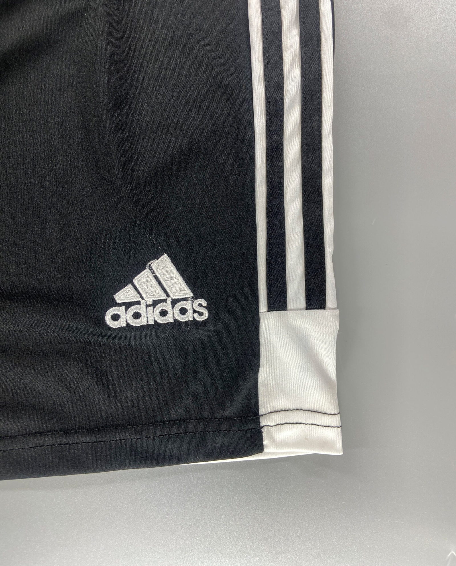 SHORTS PRIMERA EQUIPACIÓN COLO COLO 2022 - Imagen 3