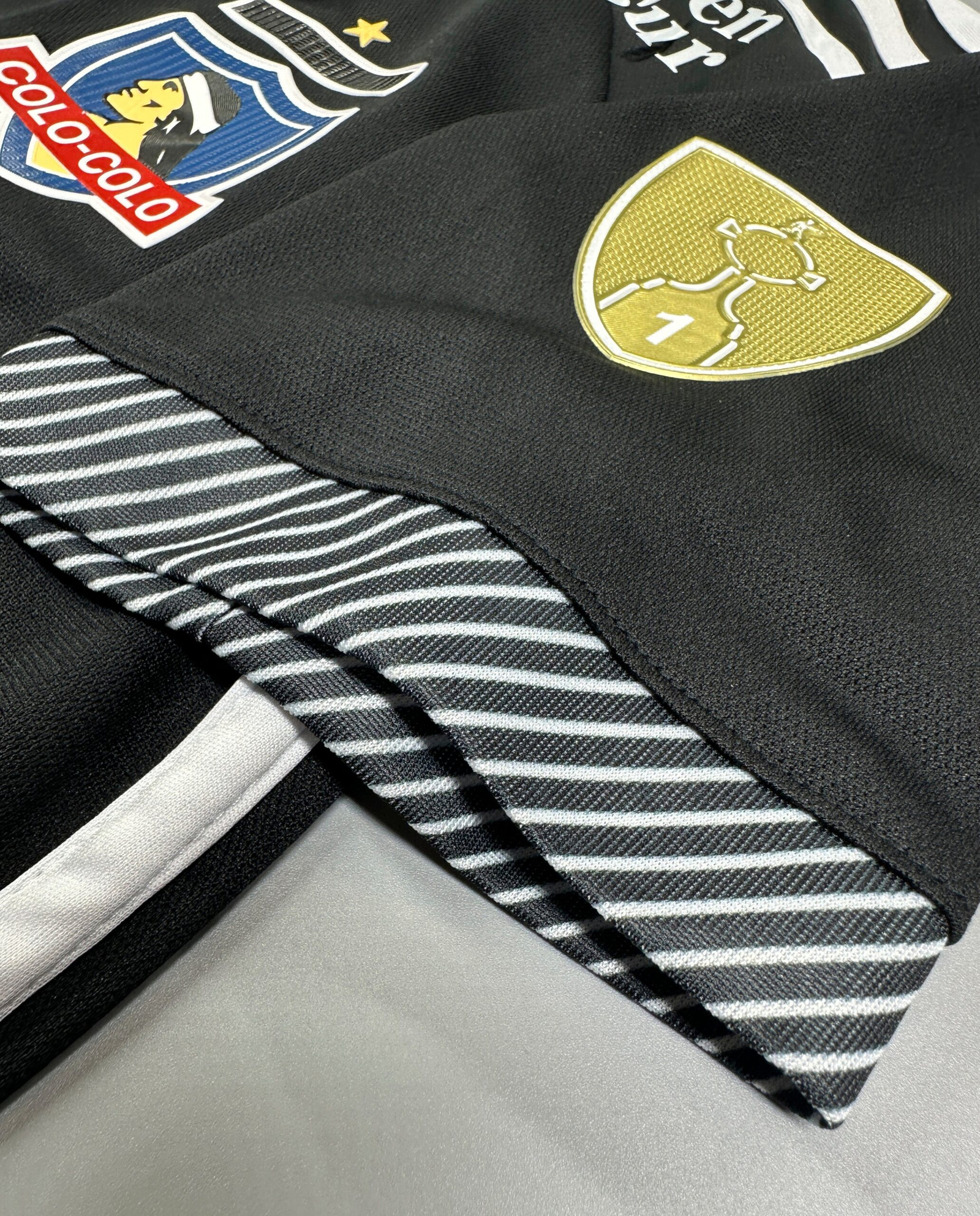 CAMISETA SEGUNDA EQUIPACIÓN COLO COLO 2024 VERSIÓN FAN - Imagen 10