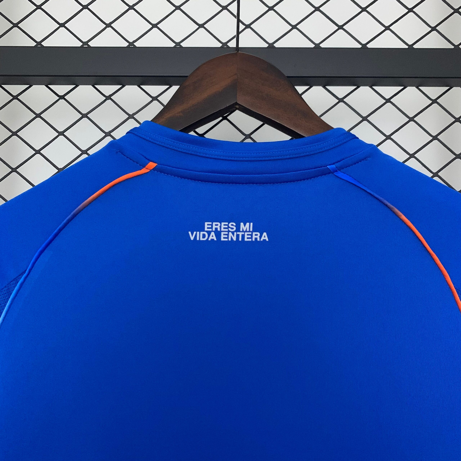 CAMISETA PRIMERA EQUIPACIÓN U. DE CHILE 2025 VERSIÓN FAN - Imagen 10