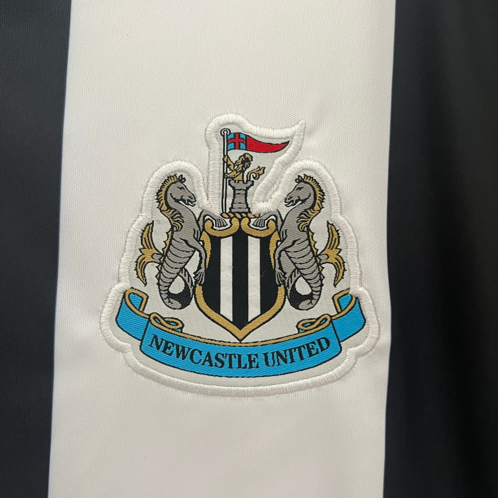 CAMISETA PRIMERA EQUIPACIÓN NEWCASTLE 24/25 VERSIÓN FAN - Imagen 4
