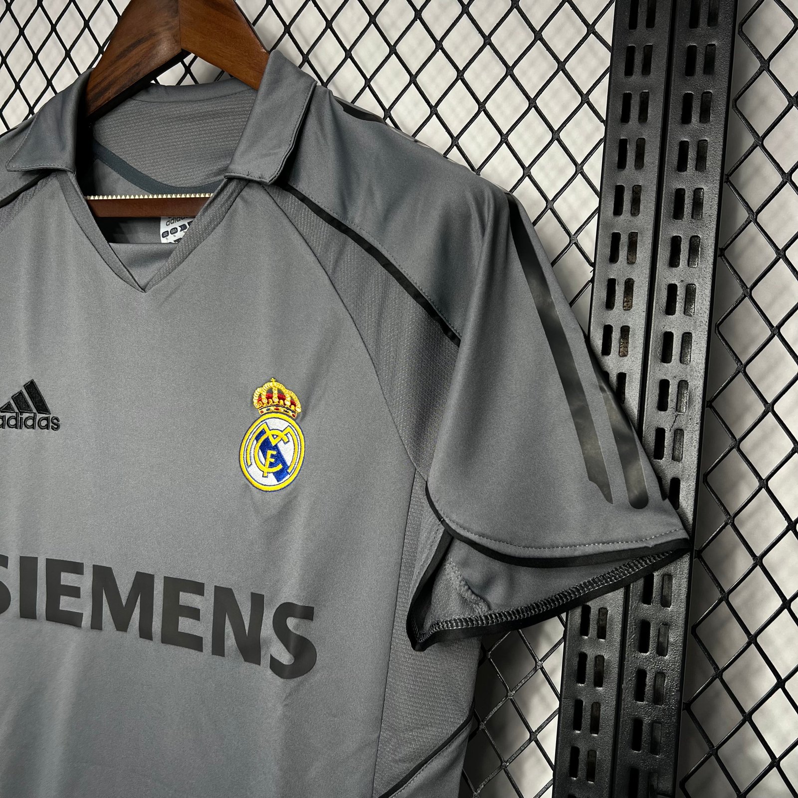CAMISETA TERCERA EQUIPACIÓN REAL MADRID 2005/06 - Imagen 4