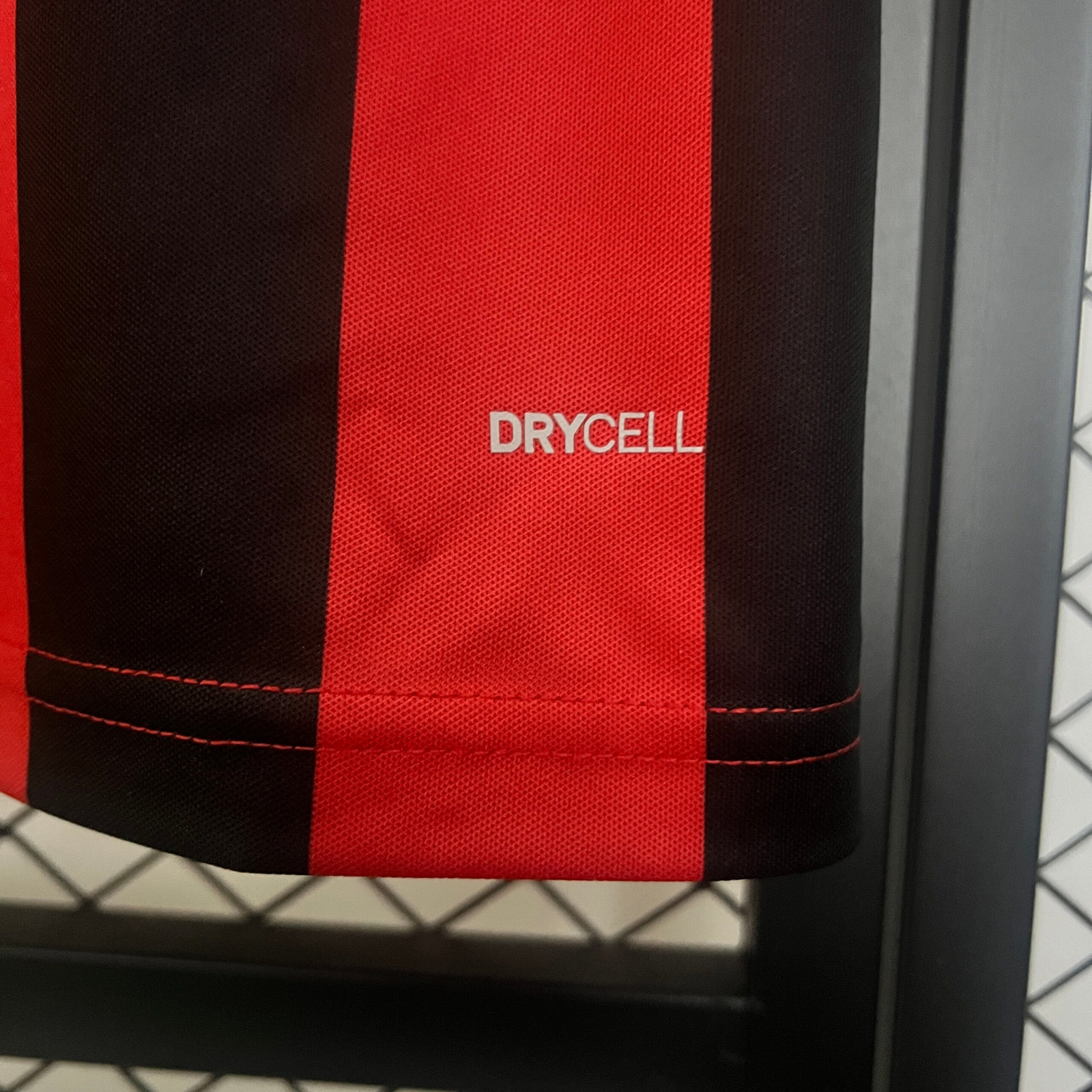 CAMISETA EDICIÓN ESPECIAL AC MILAN 24/25 VERSIÓN FAN - Imagen 7