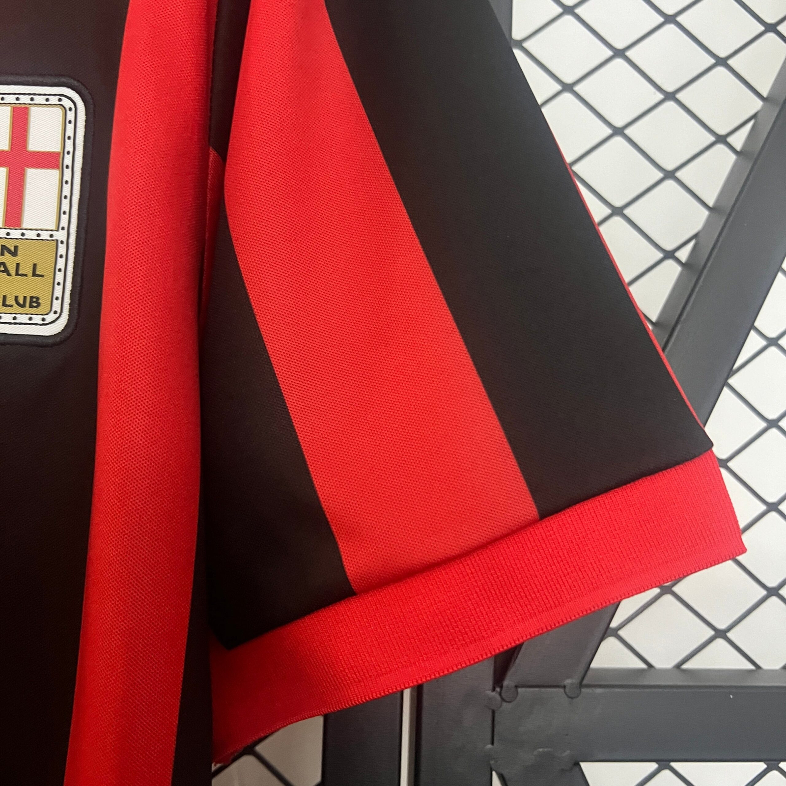 CAMISETA EDICIÓN ESPECIAL AC MILAN 24/25 VERSIÓN FAN - Imagen 4