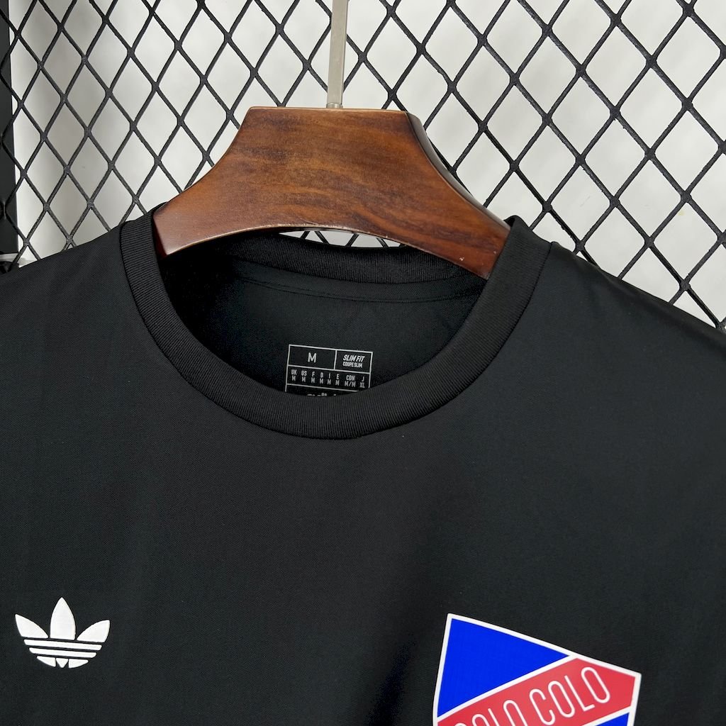 POLERA DE SALIDA CENTENARIO COLO COLO 2025 VERSIÓN FAN - Imagen 3