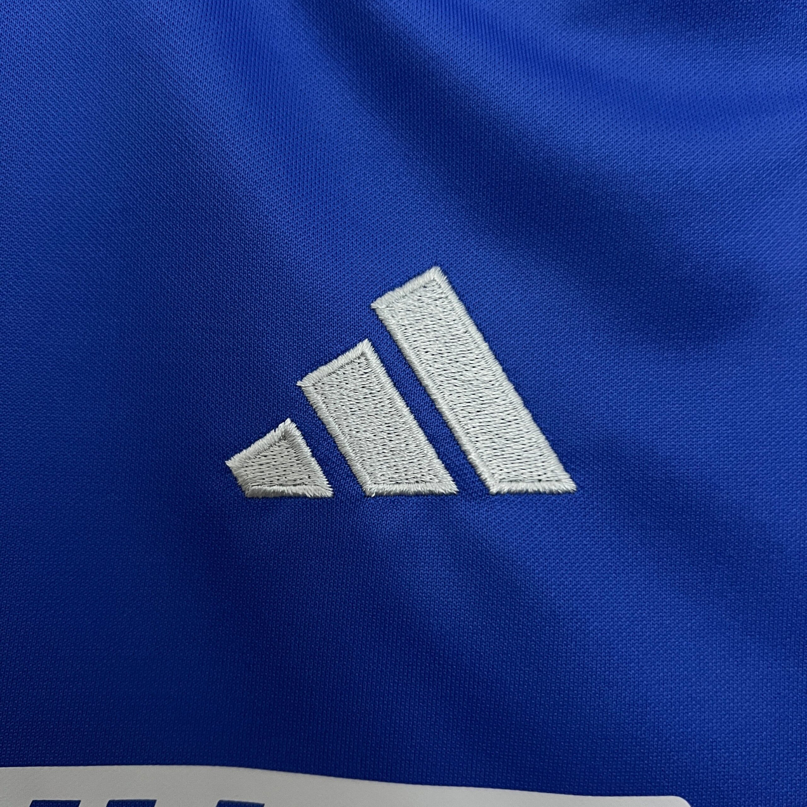 CAMISETA PRIMERA EQUIPACIÓN U. DE CHILE 2025 VERSIÓN FEMENINA - Imagen 4