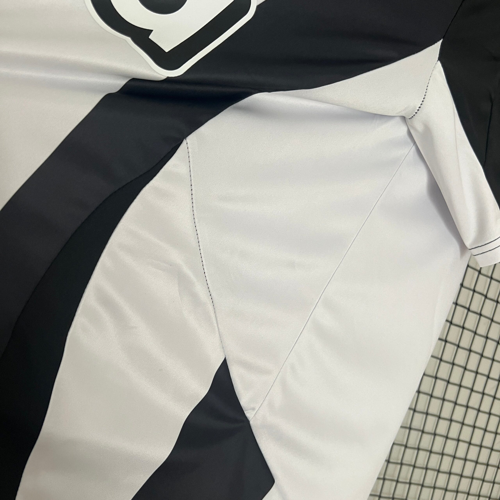 CAMISETA PRIMERA EQUIPACIÓN NEWCASTLE 24/25 VERSIÓN FAN - Imagen 6
