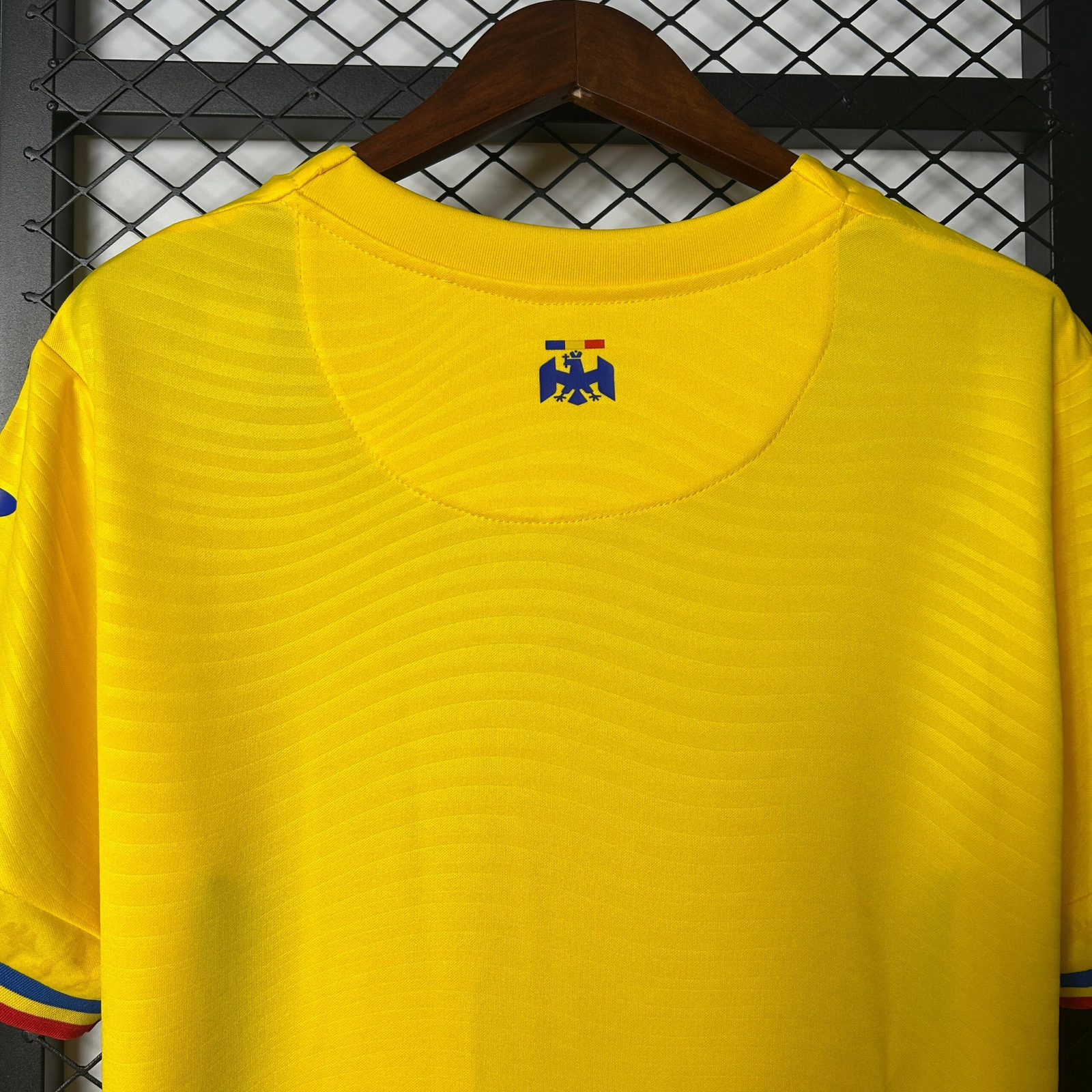 CAMISETA PRIMERA EQUIPACIÓN RUMANÍA 2025 VERSIÓN FAN - Imagen 7