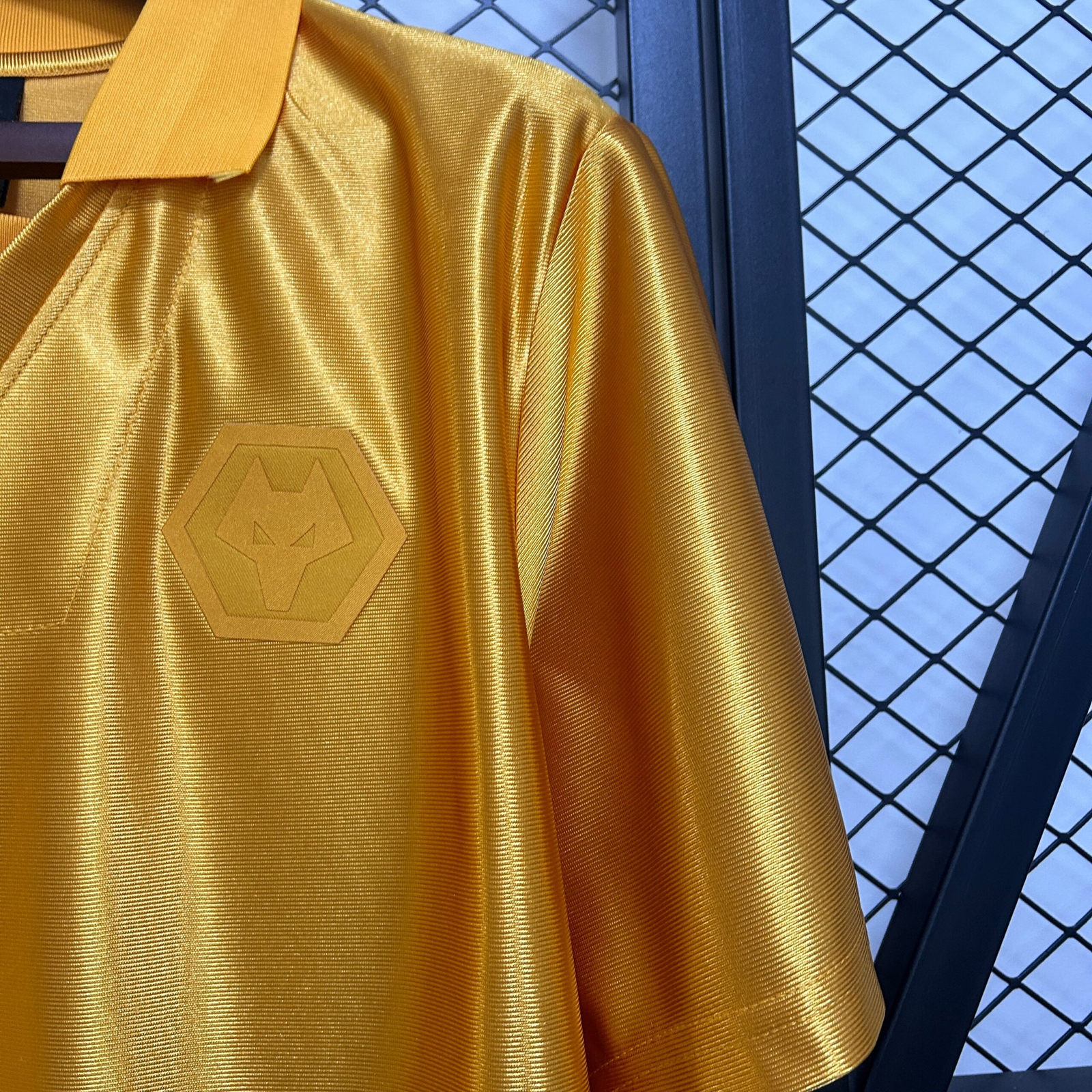 CAMISETA EDICIÓN ESPECIAL WOLVERHAMPTON 24/25 VERSIÓN FAN - Imagen 5