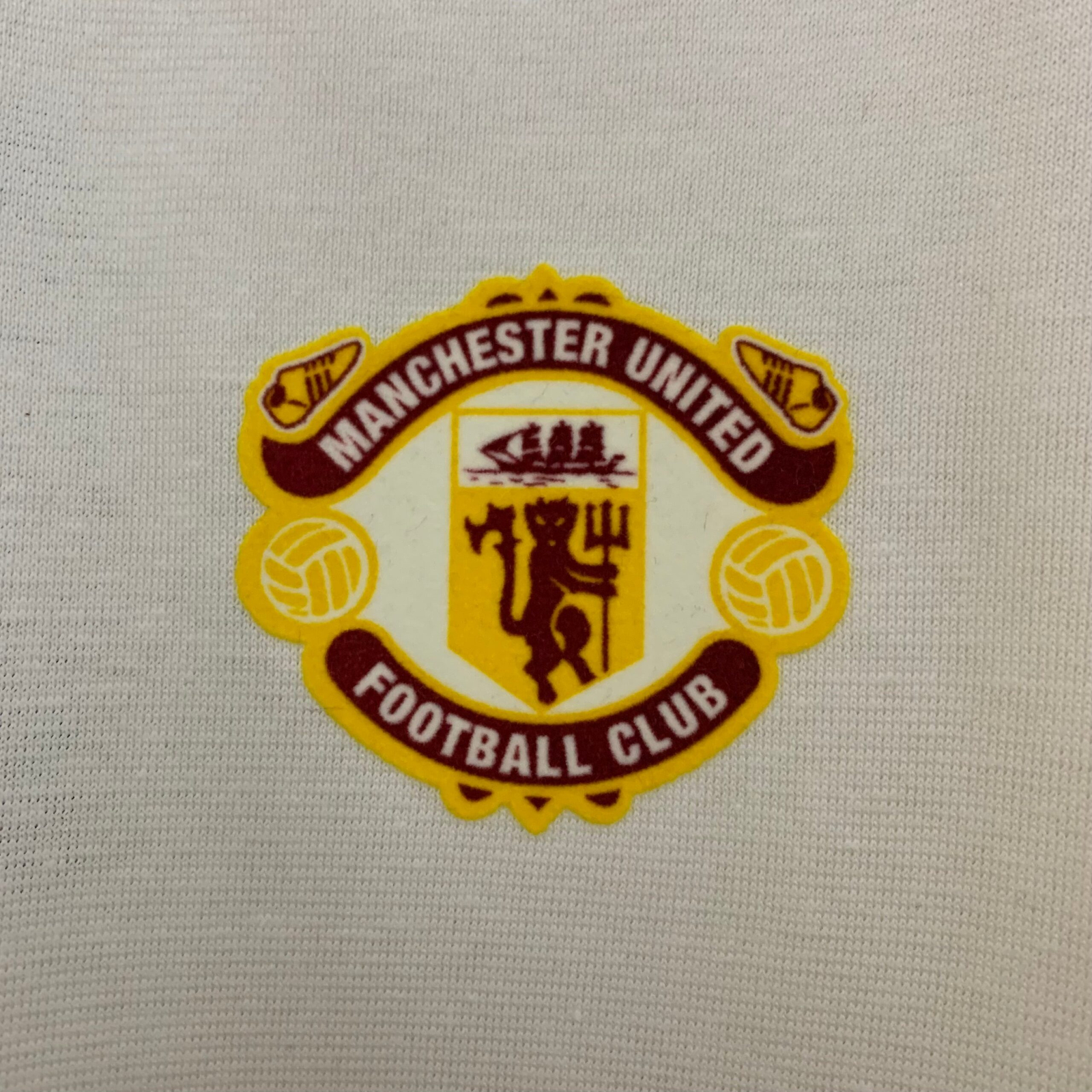 POLERA DE SALIDA MANCHESTER UNITED 24/25 VERSIÓN FAN - Imagen 4