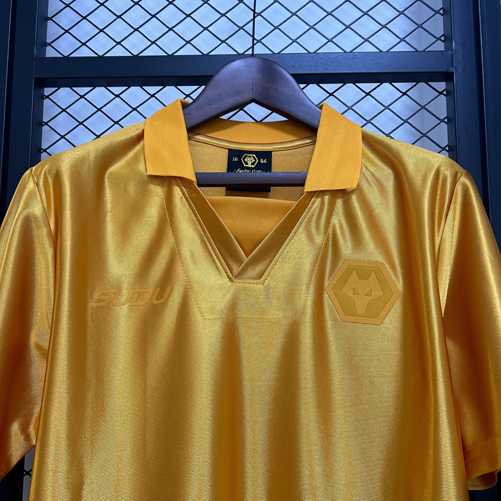 CAMISETA EDICIÓN ESPECIAL WOLVERHAMPTON 24/25 VERSIÓN FAN - Imagen 2