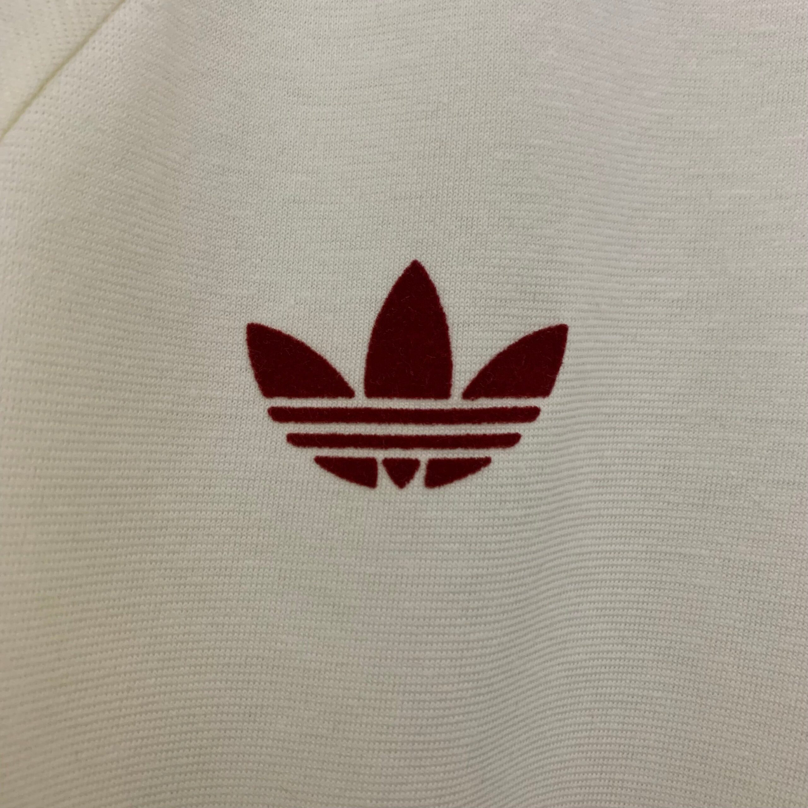 POLERA DE SALIDA MANCHESTER UNITED 24/25 VERSIÓN FAN - Imagen 3