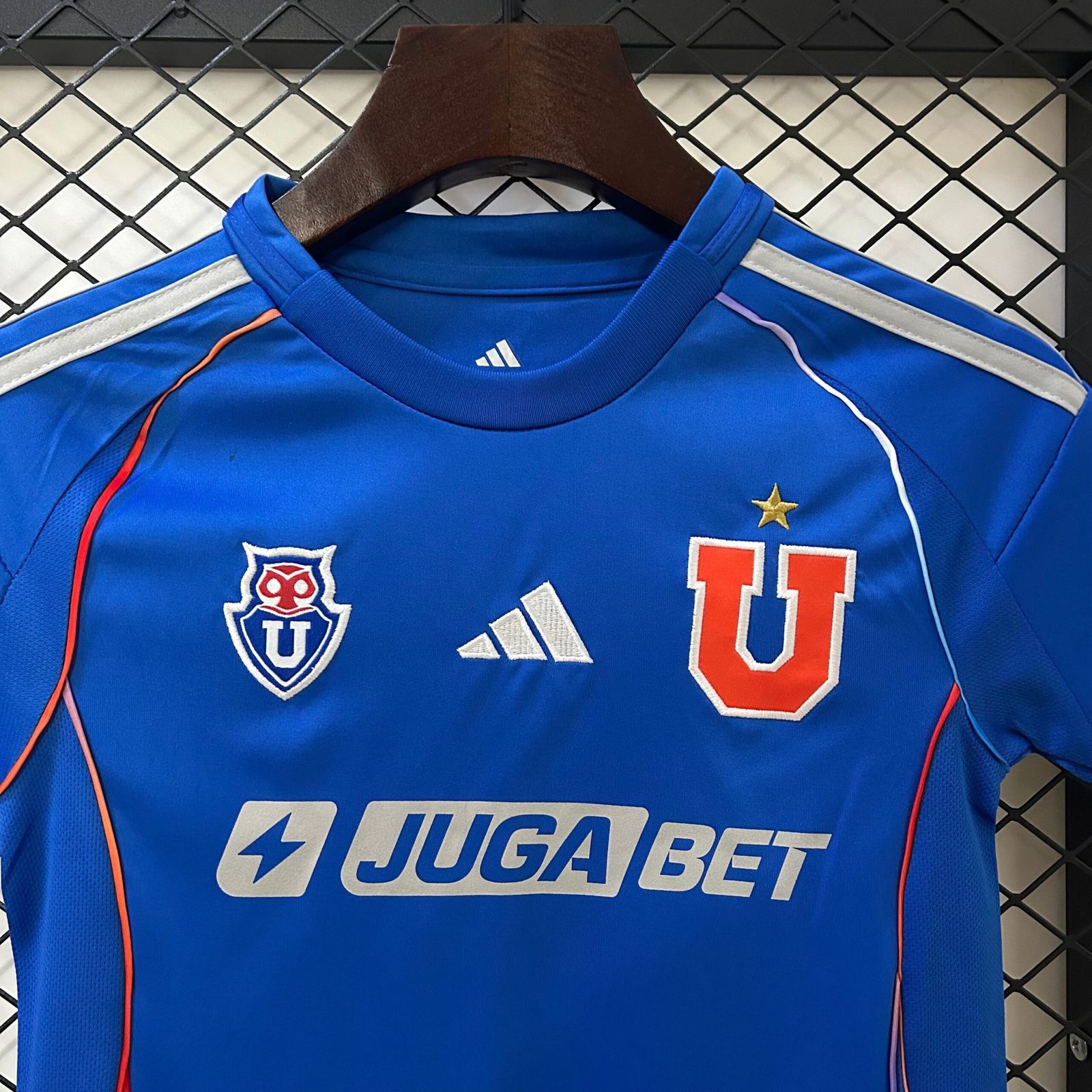 CAMISETA PRIMERA EQUIPACIÓN U. DE CHILE 2025 VERSIÓN INFANTIL - Imagen 2