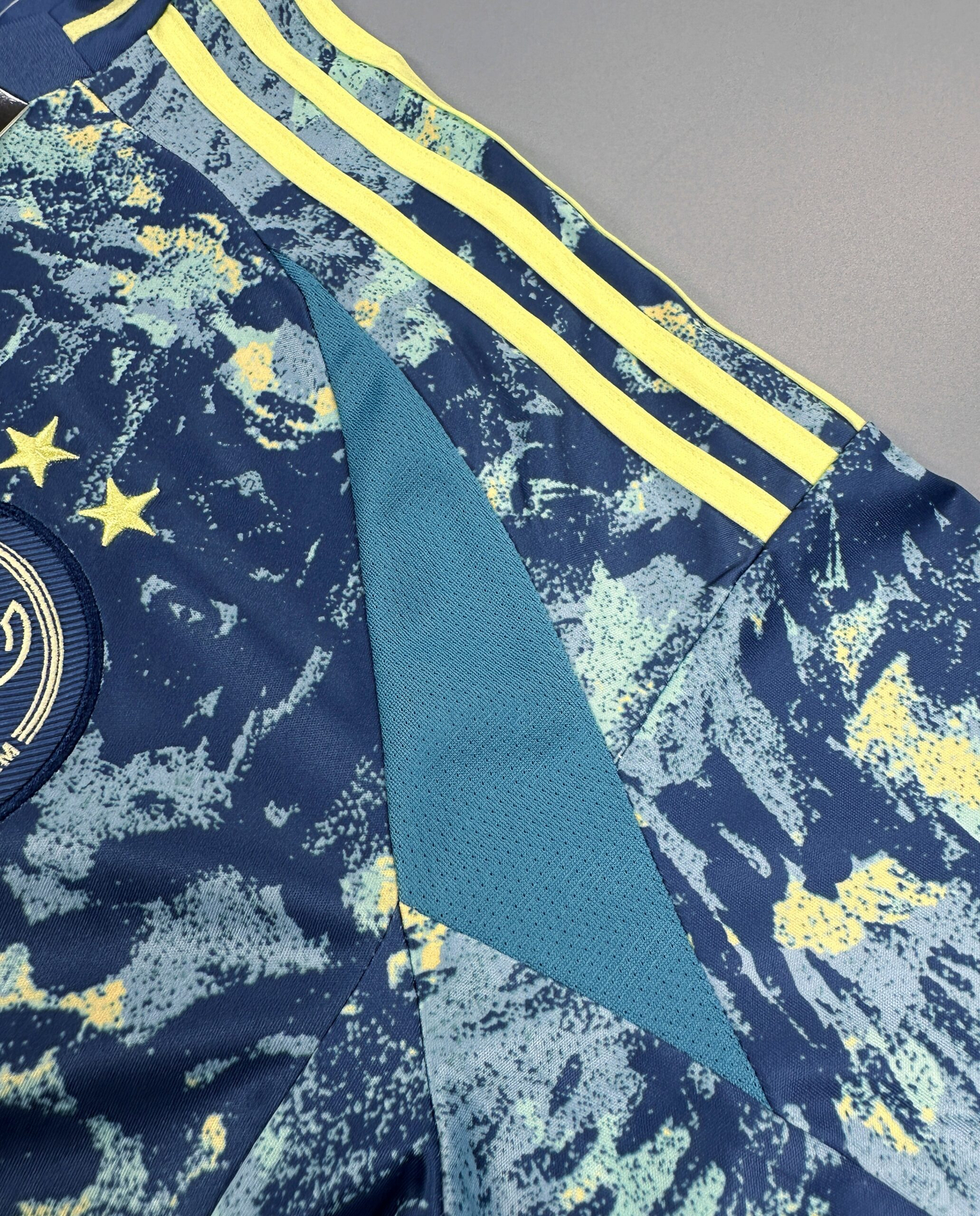 CAMISETA SEGUNDA EQUIPACIÓN AJAX 24/25 VERSIÓN FAN - Imagen 7